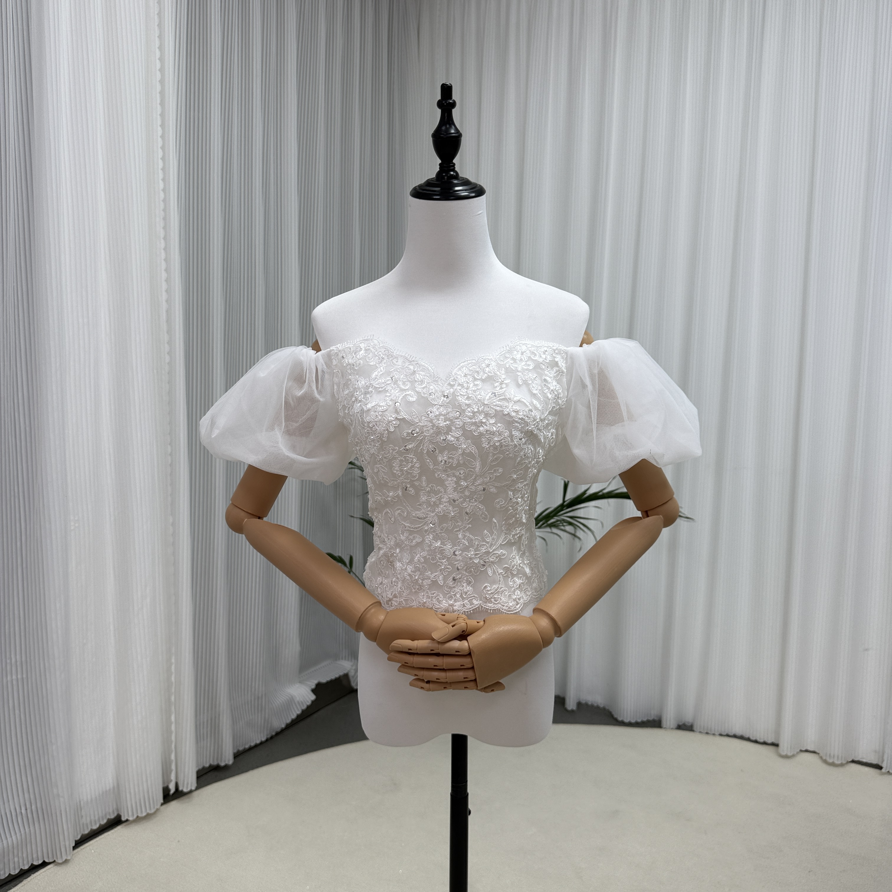 ボレロ オフショルダー パフスリーブ 上品花レース キラキラスパンコール くるみボタン 結婚式
