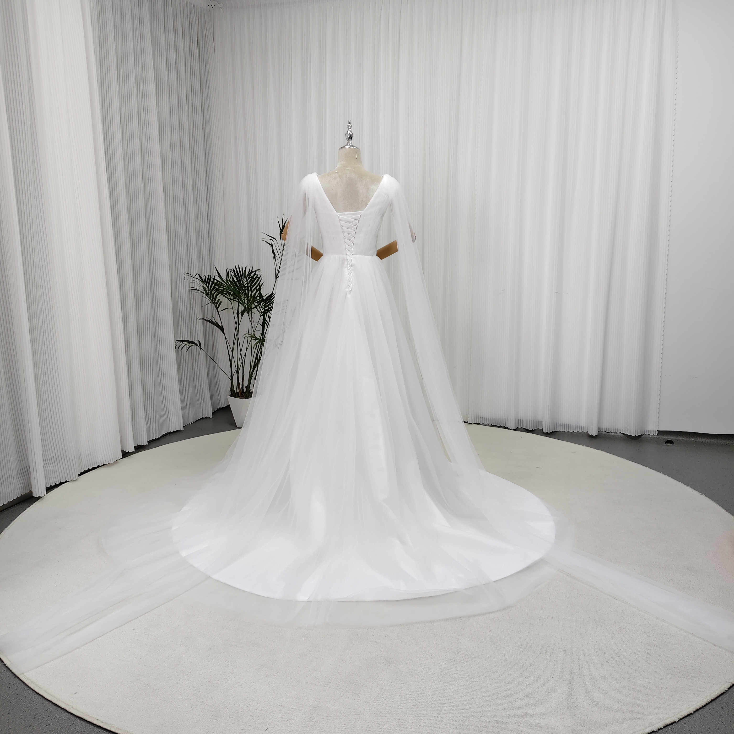 エレガント ウエディングドレス Vネック ソフトチュール ハンドドレープ 大人っぽい トレーン 結婚式