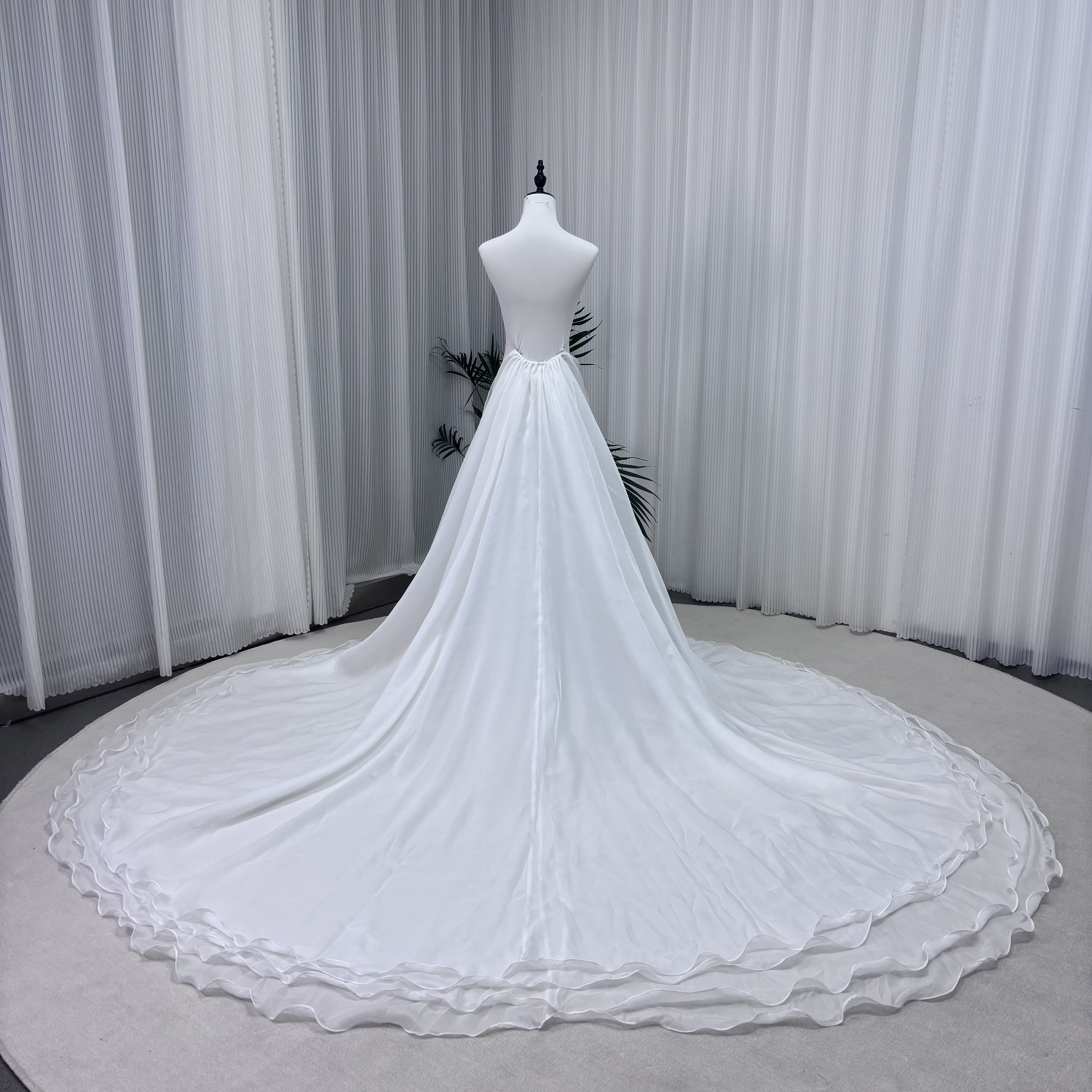 フランス風 華やかなトレーン 取り外し ソフトオーガンジー オフホワイト 優雅なシルエット 結婚式