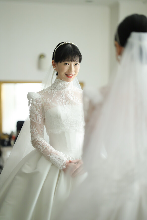 実例写真！ハイネック ボレロ 上品透け袖 長袖 美しい花レース くるみボタン 結婚式
