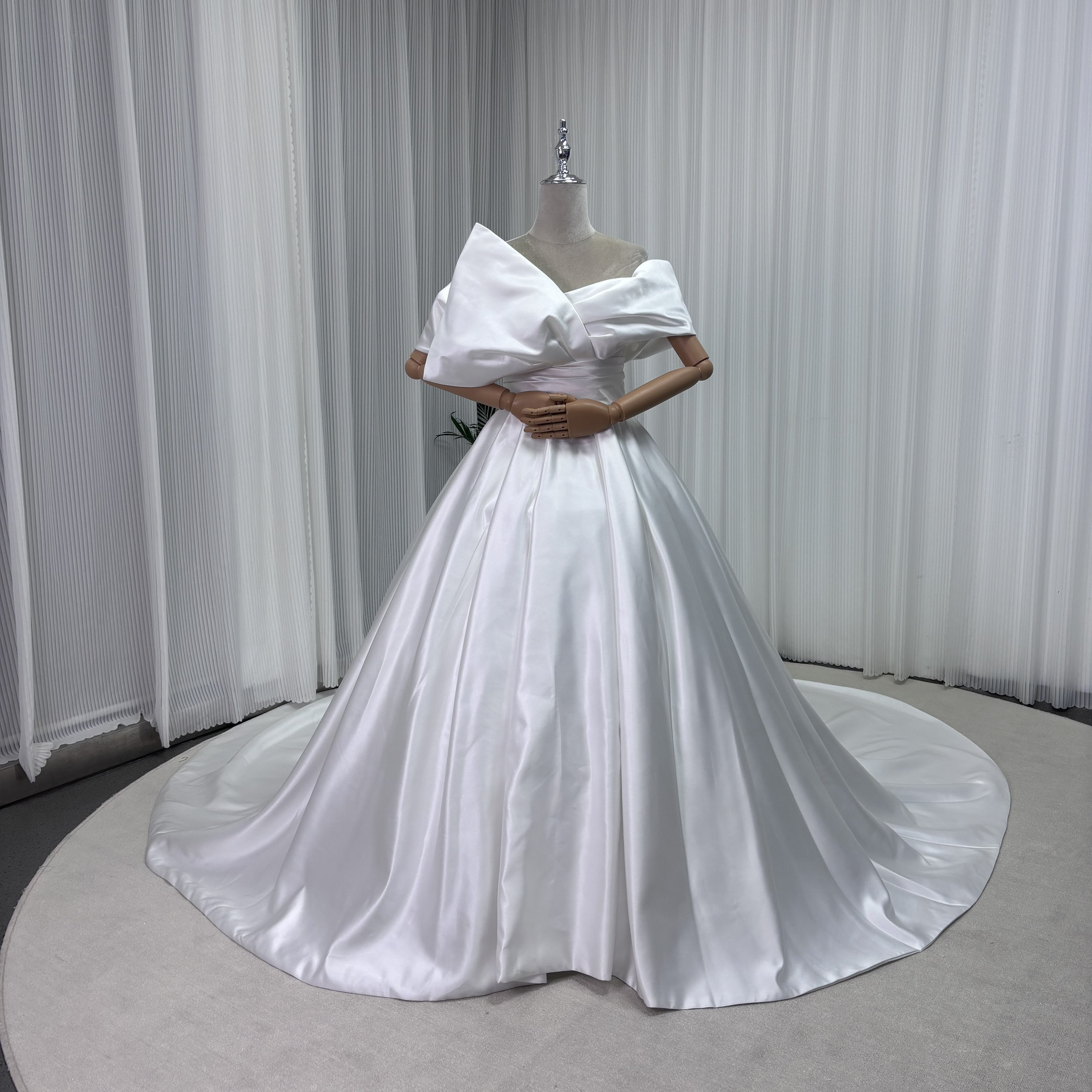ウエディングドレス オフショルダー ロイヤルサテン 優雅なシルエット ロングトレーン 結婚式