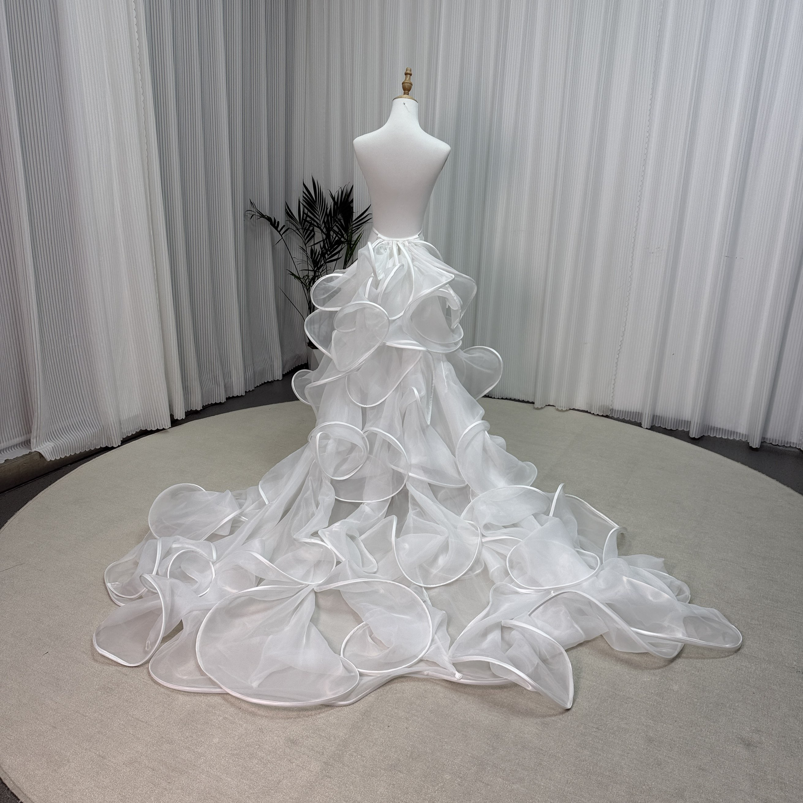 リボントレーン 上質オーガンジー オフホワイト ラッフルフリル 結婚式 前撮り
