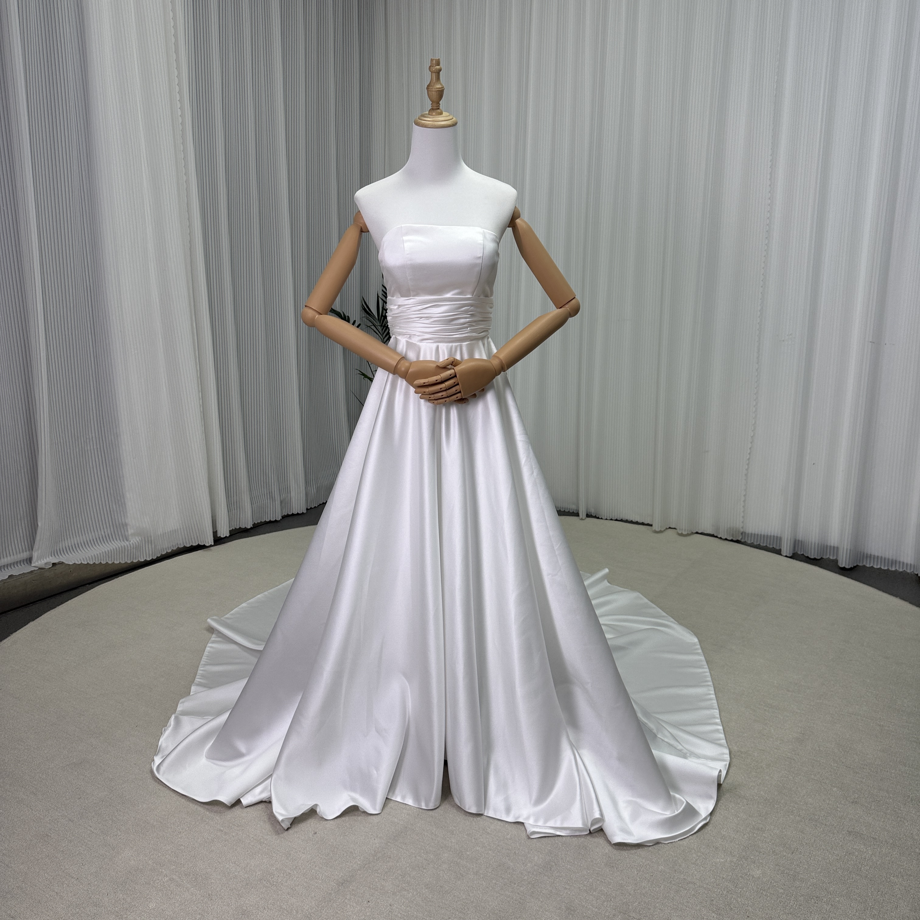 ウェディングドレス ベアトップ ロイヤルサテン スレンダーライン ロングトレーン 編み上げ 結婚式 二次会