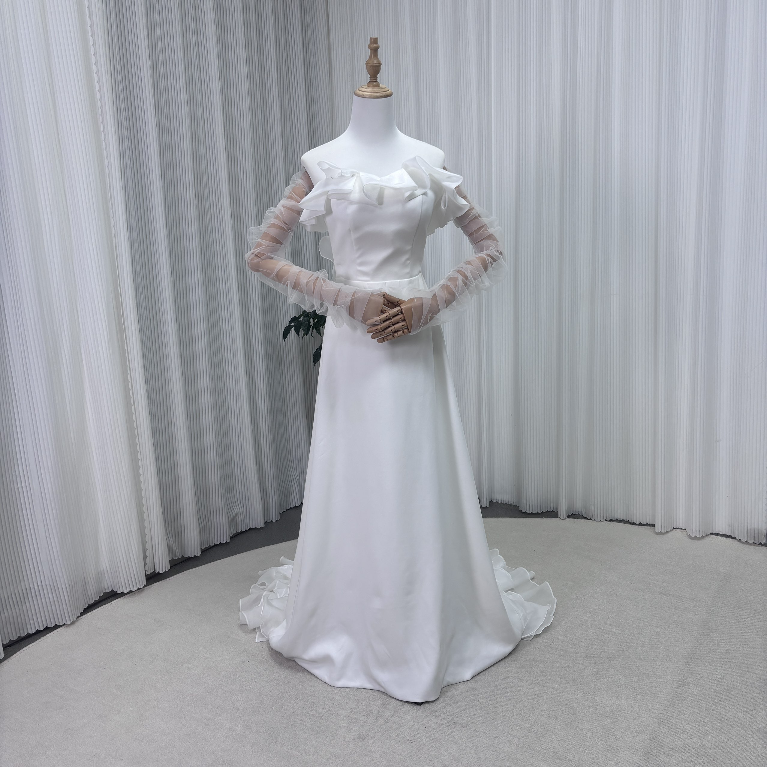 ウエディングドレス ベアトップ シースルー袖 ラッフルフリル フリルトレーン 優雅なシルエット 結婚式 二次会