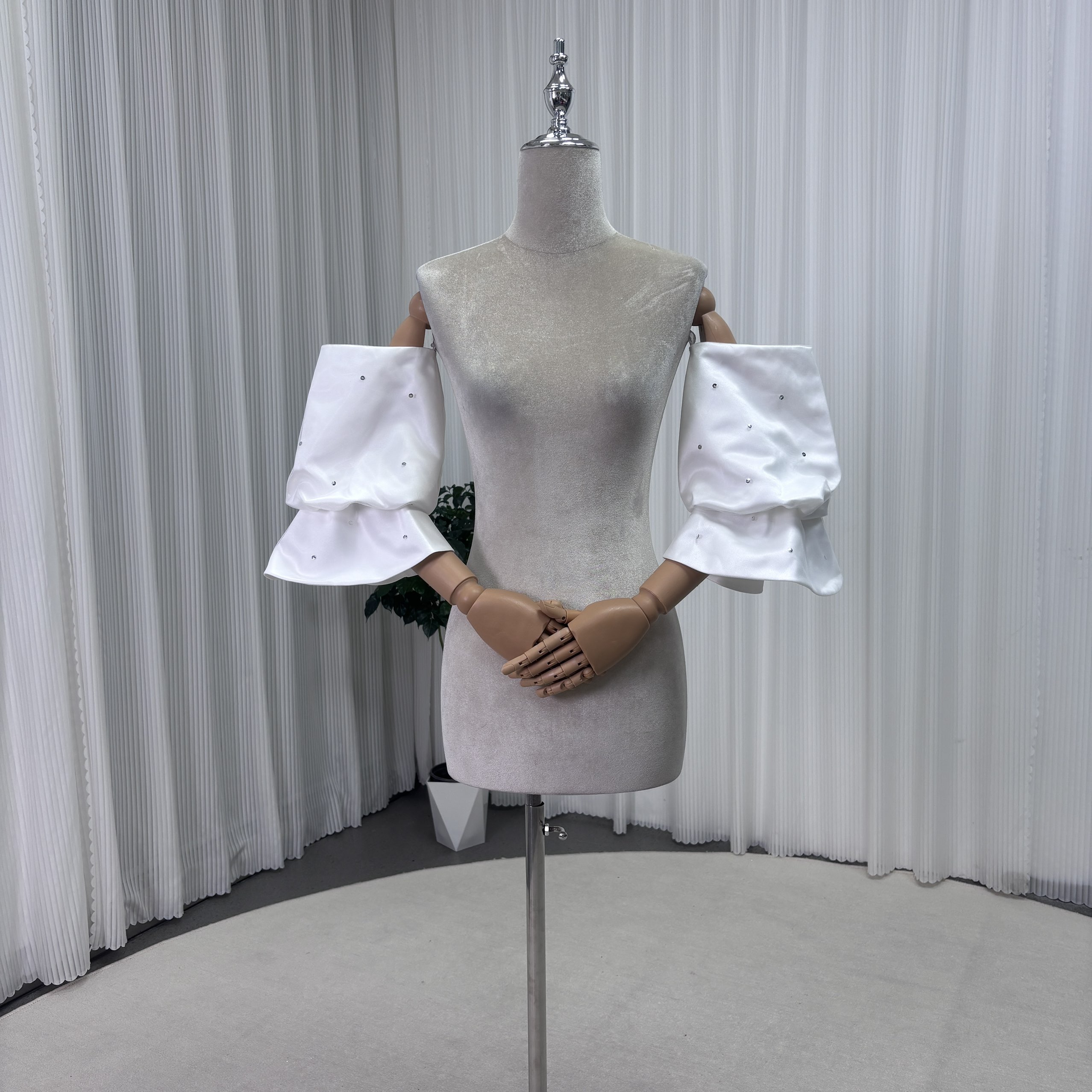 エレガント フリル袖 オフホワイト ロイヤルサテン キラキラスパンコール 結婚式