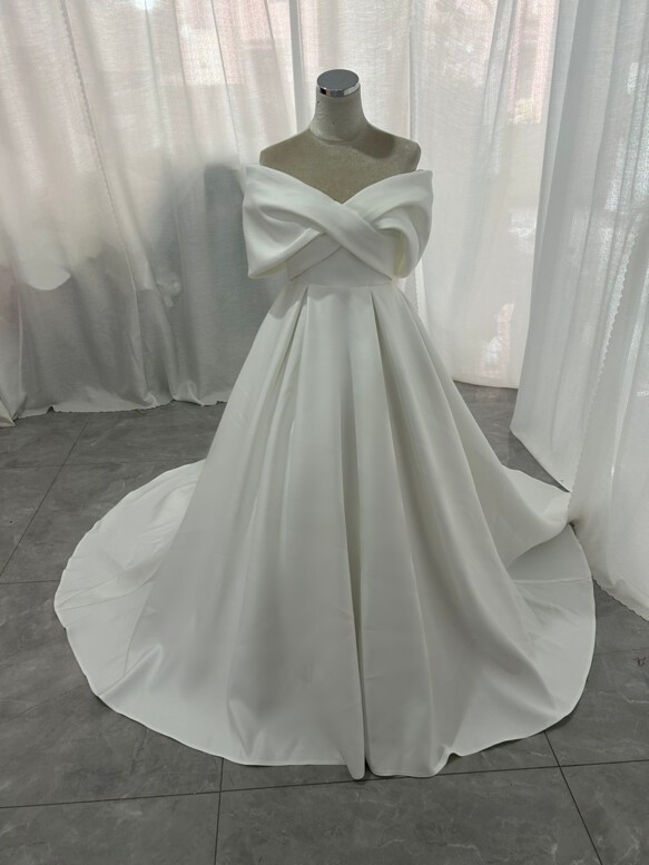 実例写真！エレガント ウエディングドレス オフショルダー ロイヤルサテン 編み上げ 短トレーン 結婚式