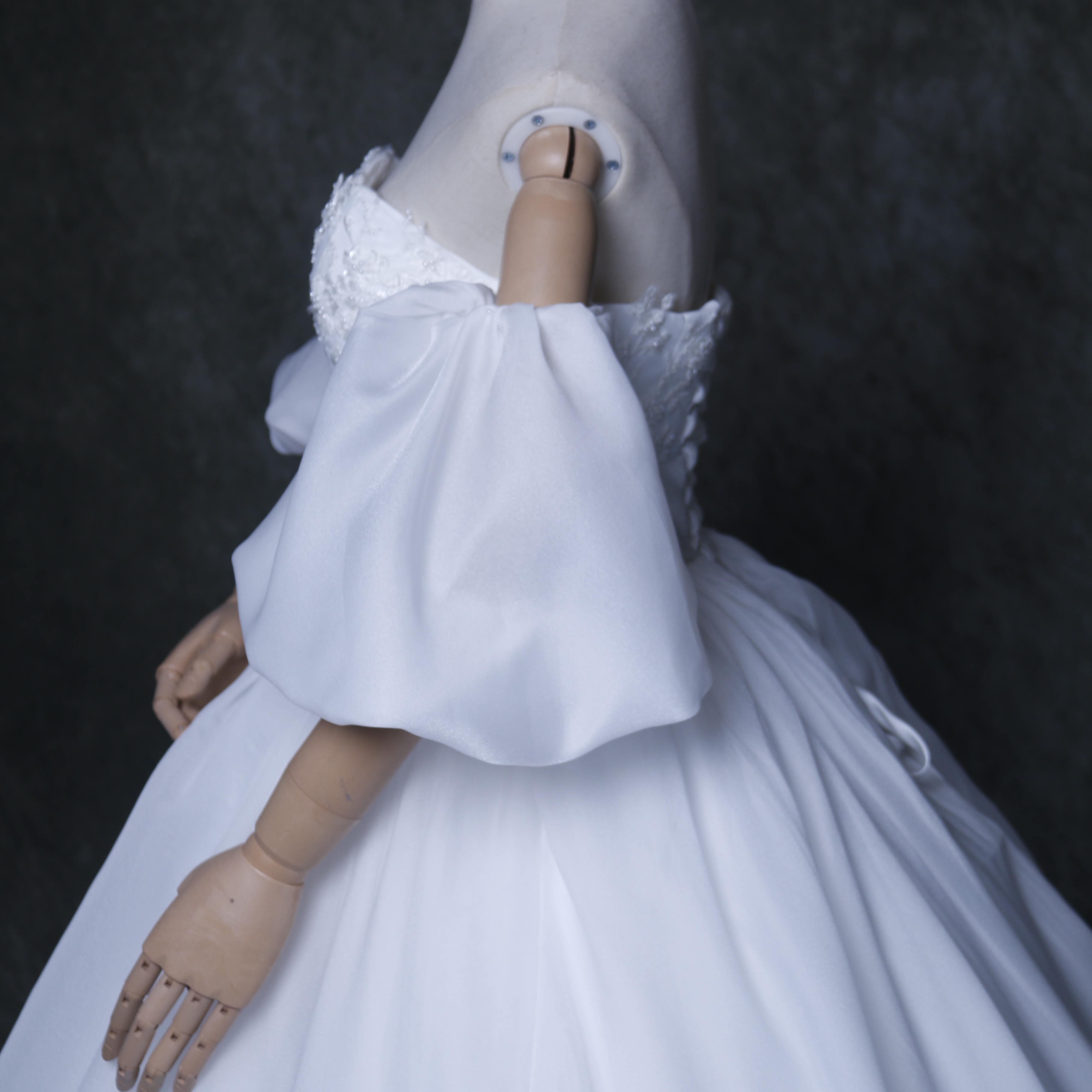 華やか ウェディングドレス オフホワイト 取り外し袖 3D立体レース刺繍 ロングトレーン 結婚式