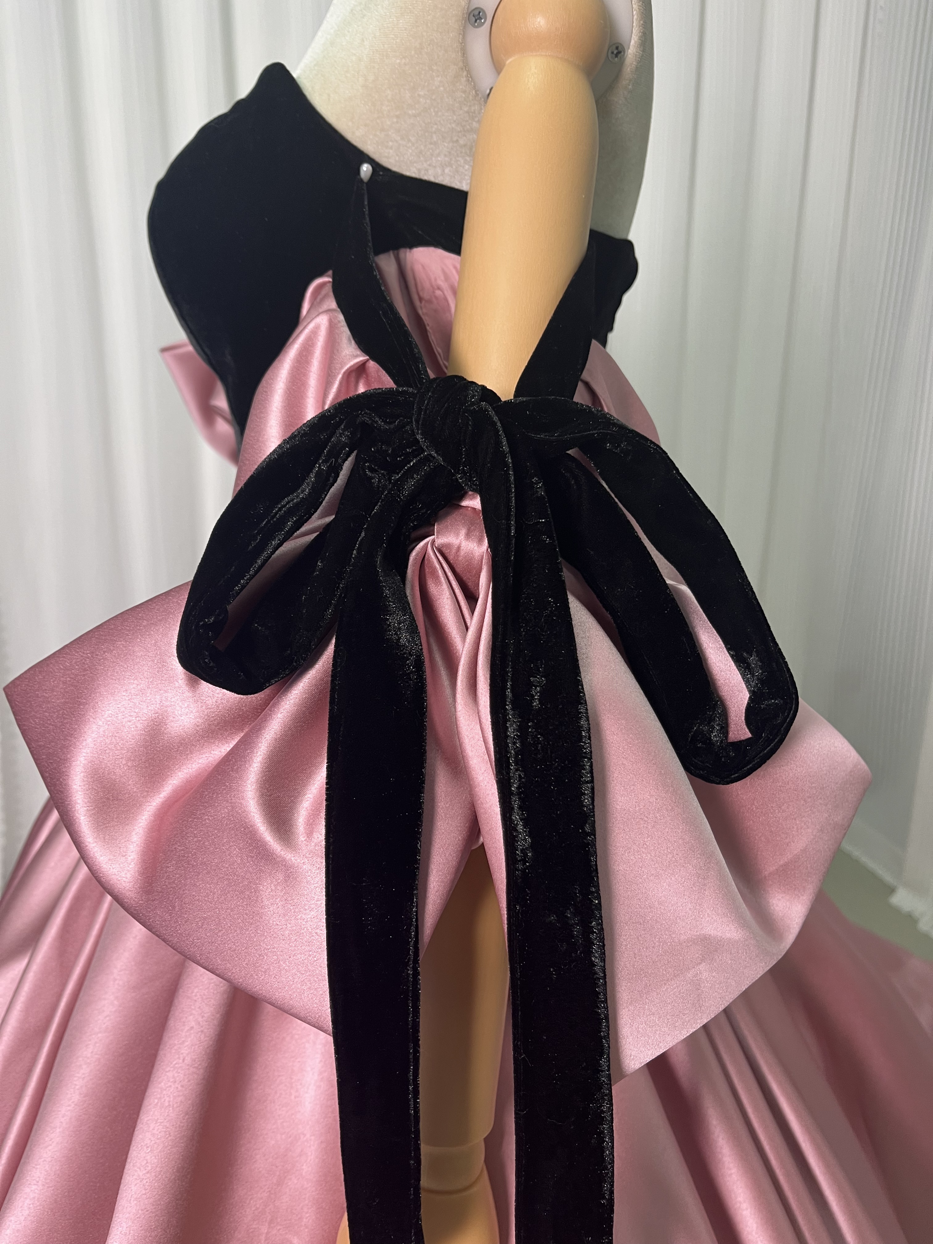 カラードレス ピンク 光沢サテン 黒 ビロード オフショルダー 編み上げ ふわふわドレス 前撮り
