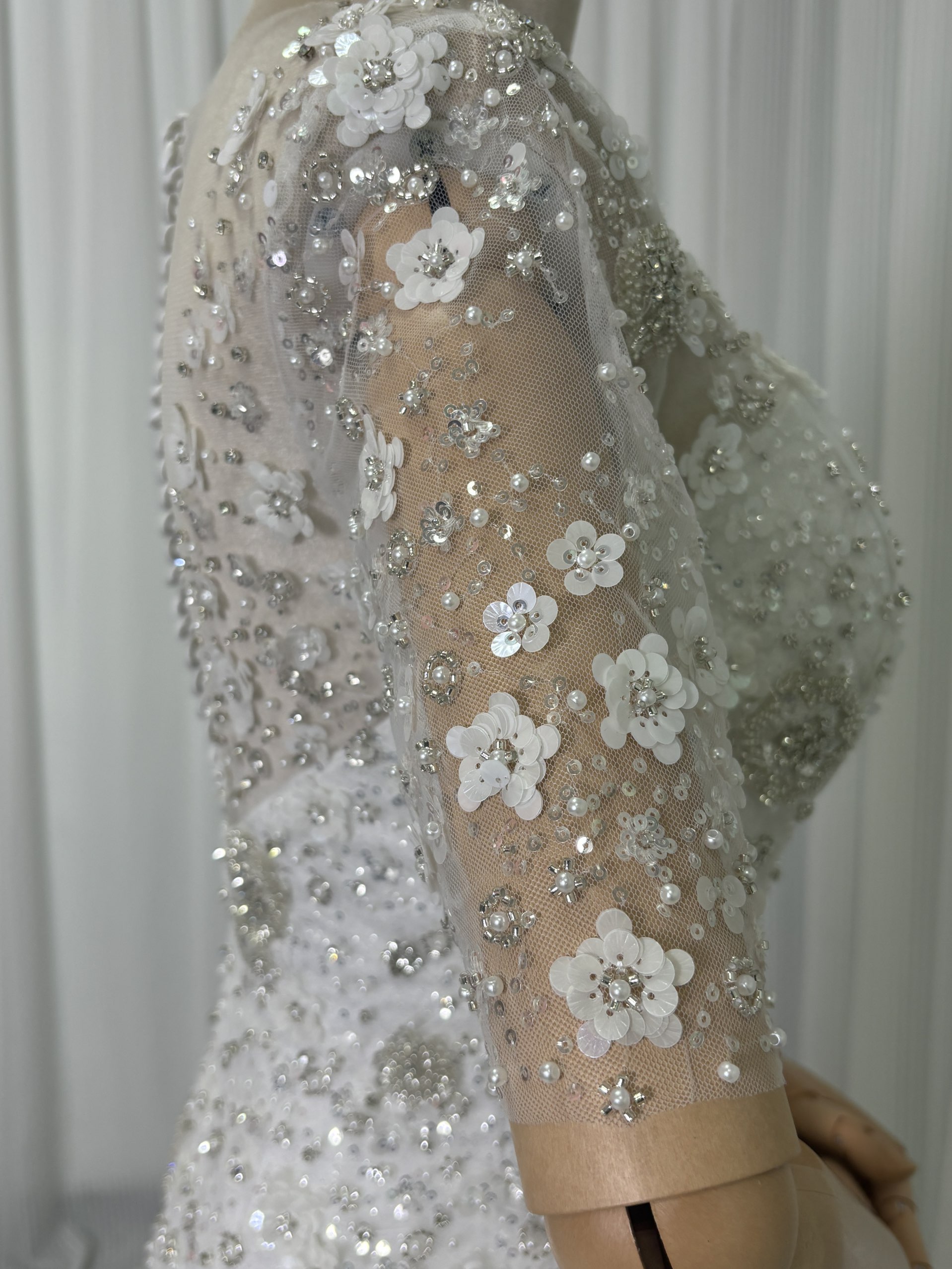 ウエディングドレス 3D立体レース刺繍 半袖 キラキラグリッターチュール マーメイドライン くるみボタン 結婚式