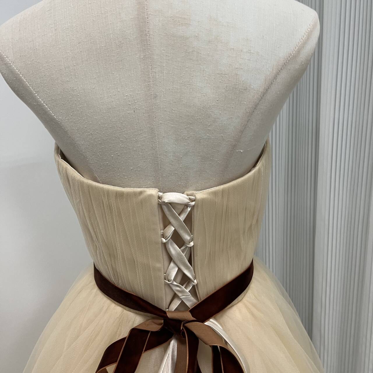 人気上昇！カラードレス 薄シャンパンの色 ソフトチュール オフショルダー サッシュベルト 背中見せ クラシカル