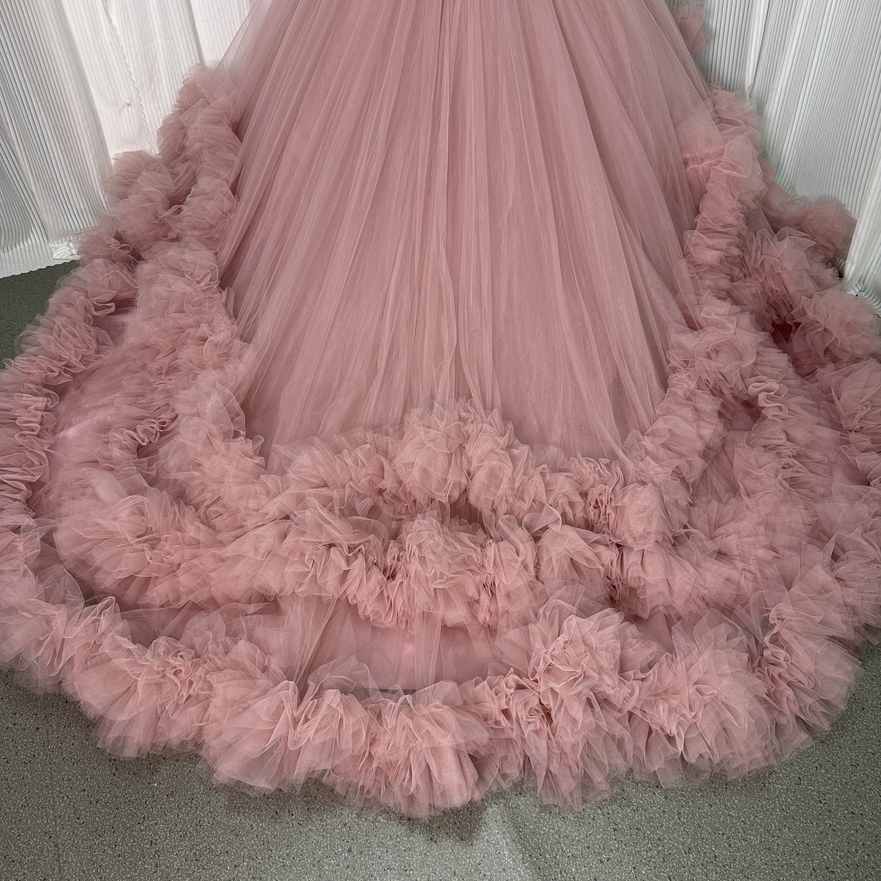 人気上昇！カラードレス ピンク ベアトップ ラッフルフリル 華やかなトレーン 前撮り