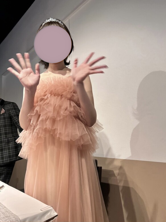 実例写真！パーティードレス ピンク キャミソール ツーピース 胸元フリル デザイン感 前撮り 妊婦 2次会