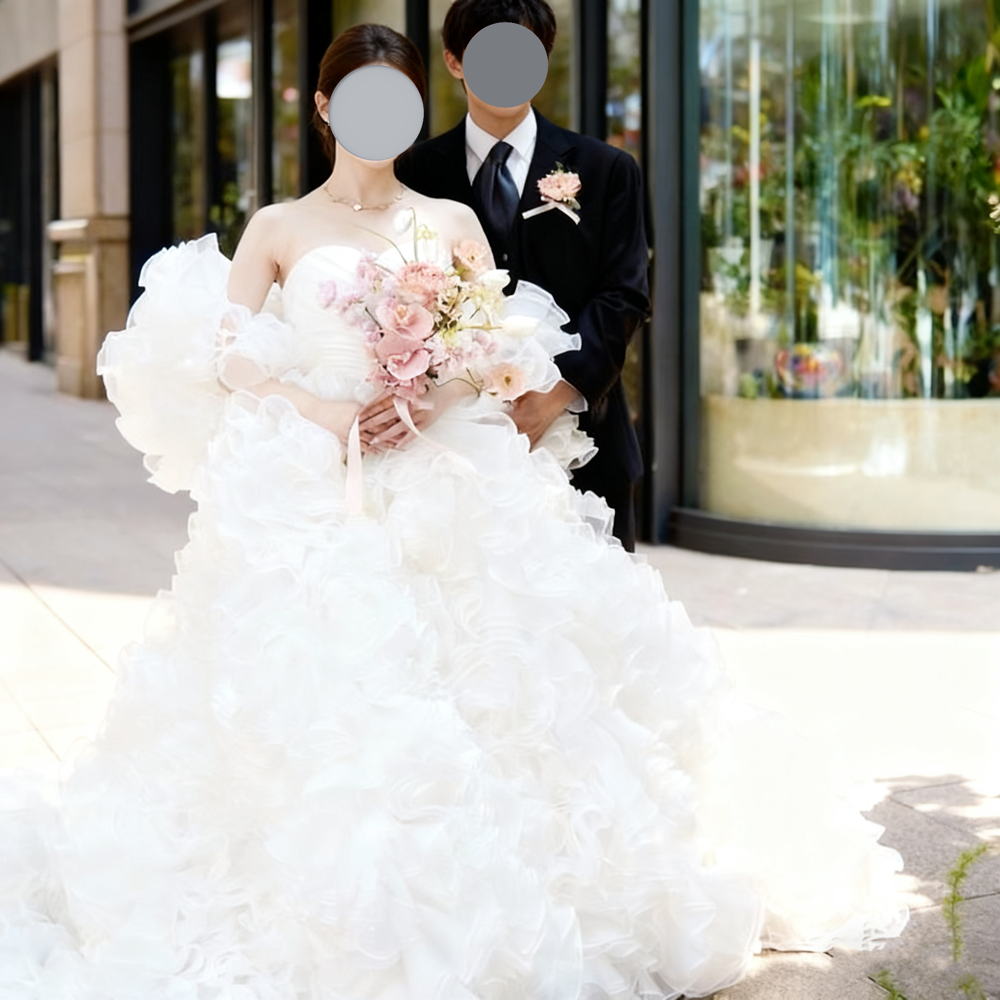 実例写真！ウェディングドレス ベアトップ フリル袖 ラッフルフリル ボリュームドレス 華やか 結婚式