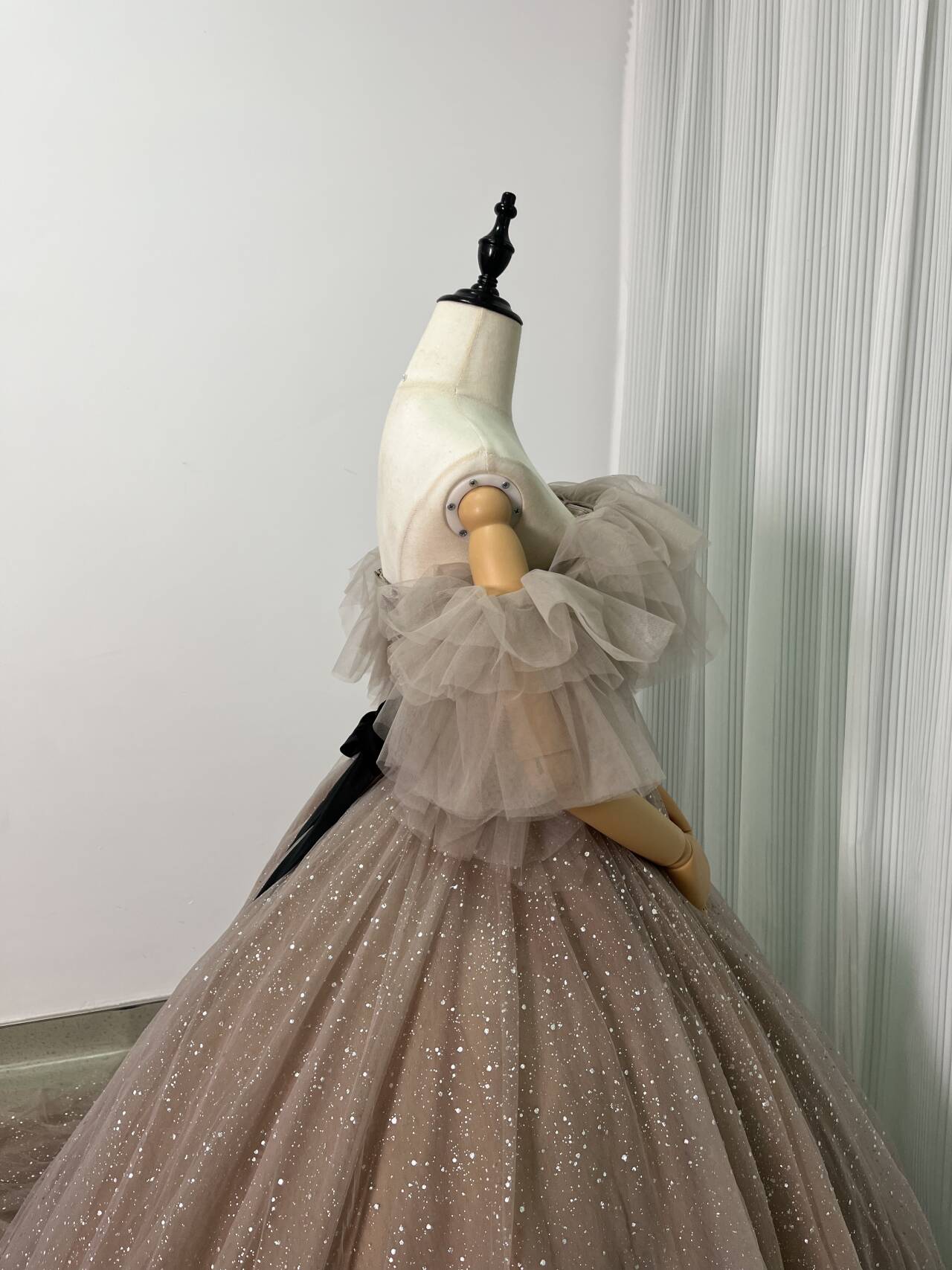 華やか カラードレス カーキ色 取り外しオフショルダー キラキラチュール ベルト 編み上げ 結婚式/披露宴