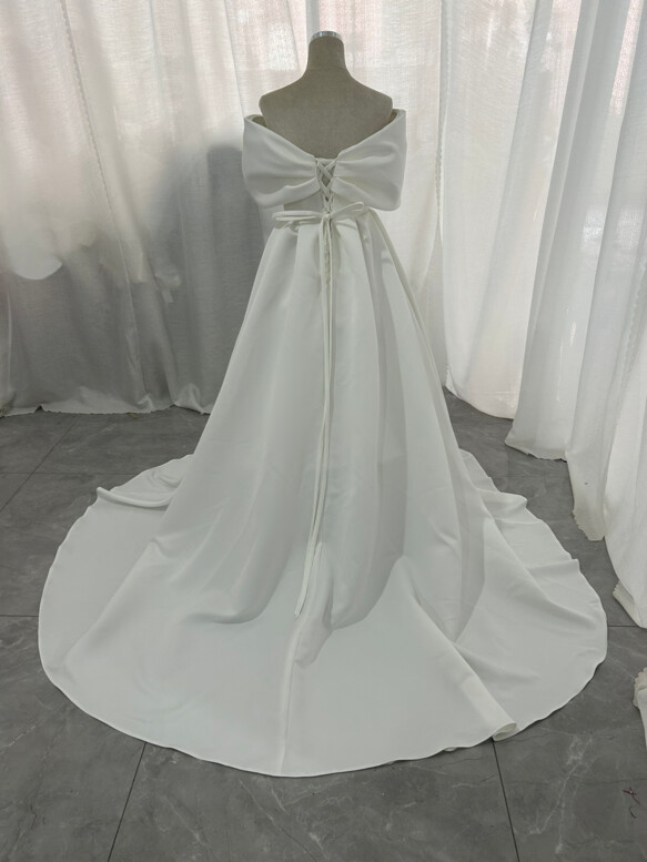 実例写真！エレガント ウエディングドレス オフショルダー ロイヤルサテン 編み上げ 短トレーン 結婚式