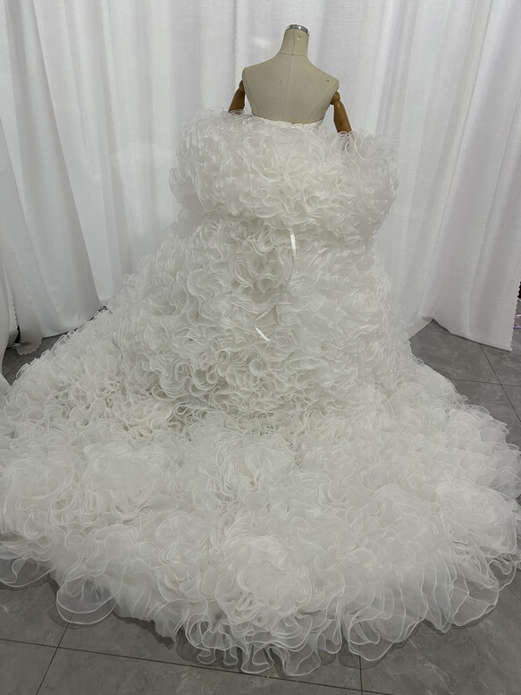 実例写真！ウェディングドレス ベアトップ フリル袖 ラッフルフリル ボリュームドレス 華やか 結婚式