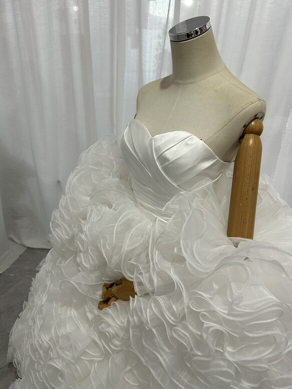 実例写真！ウェディングドレス ベアトップ フリル袖 ラッフルフリル ボリュームドレス 華やか 結婚式