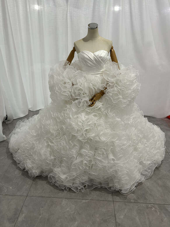 実例写真！ウェディングドレス ベアトップ フリル袖 ラッフルフリル ボリュームドレス 華やか 結婚式