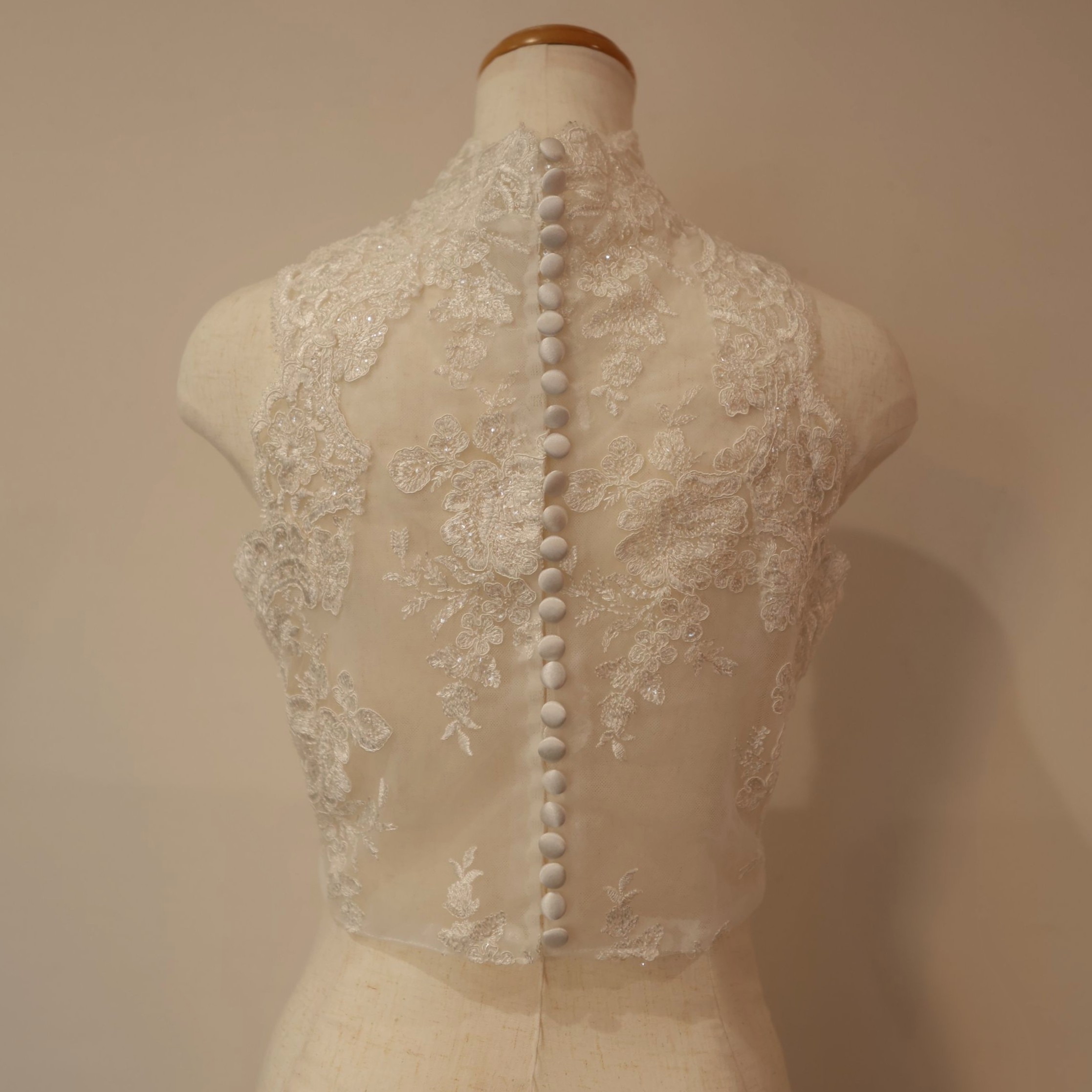 ボレロ ノースリーブ くるみボタン キラキラ光る刺繍 シアーな美しさ 花嫁/ウェディングドレス