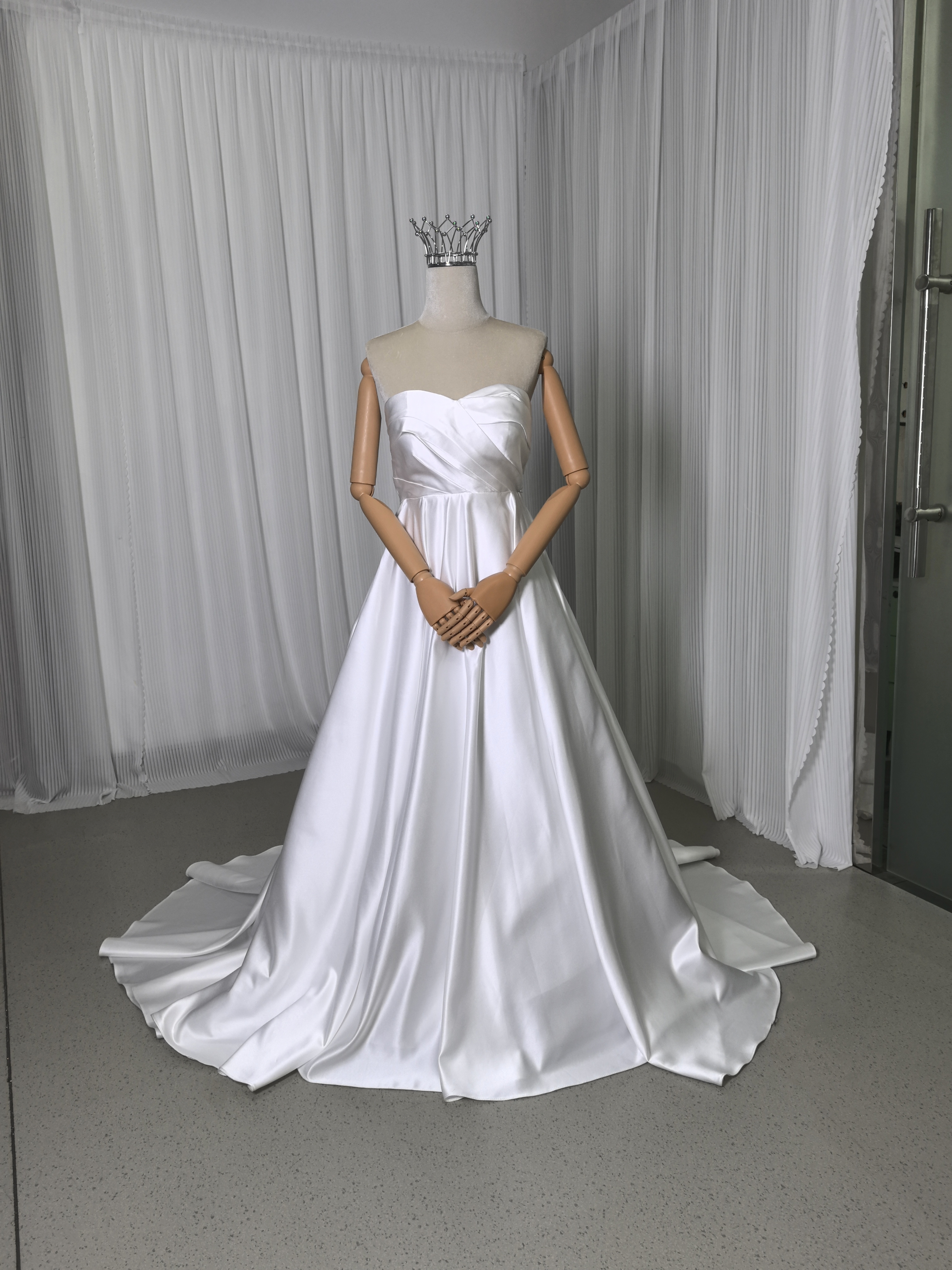 ウェディングドレス ベアトップ マタニティ 編み上げ 光沢サテン 結婚式 前撮り