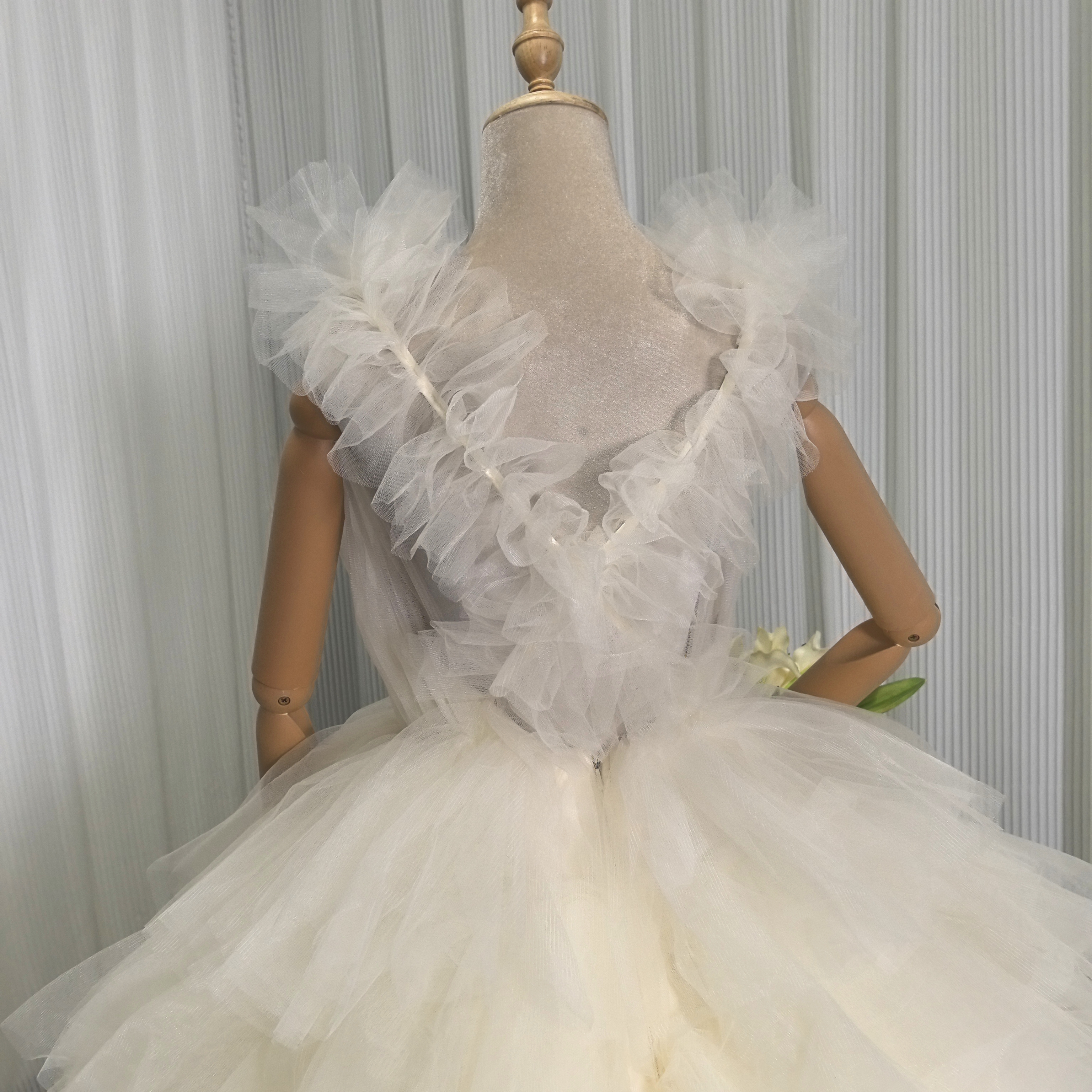 ウエディングドレス パステルイエロー Vネック もこもこドレス プリンセスライン ロング 結婚式 前撮り