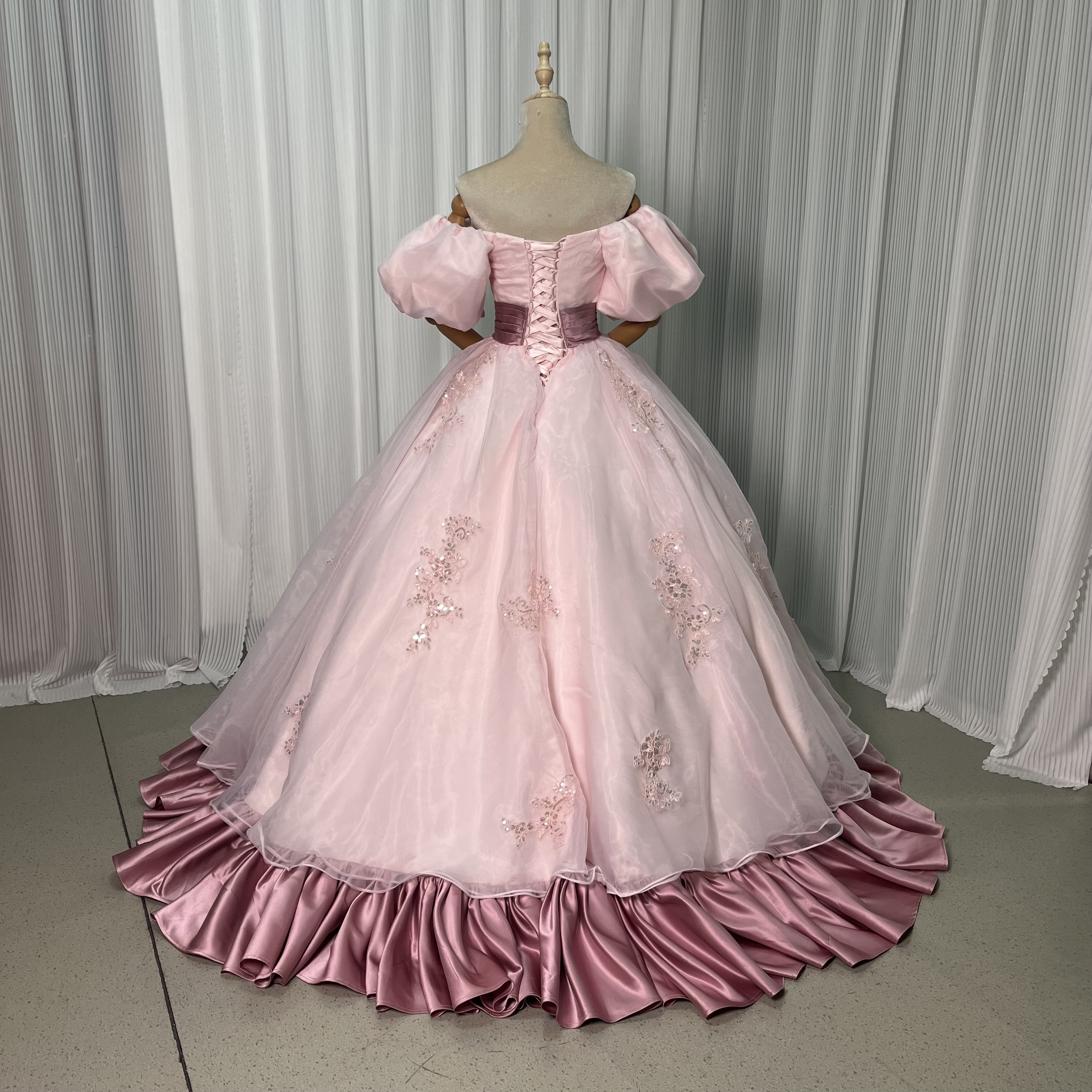 パーティードレス ピンク プリンセスライン オフショルダー キラキラ光る刺繍 豪華なバックリボン 可愛い 披露宴
