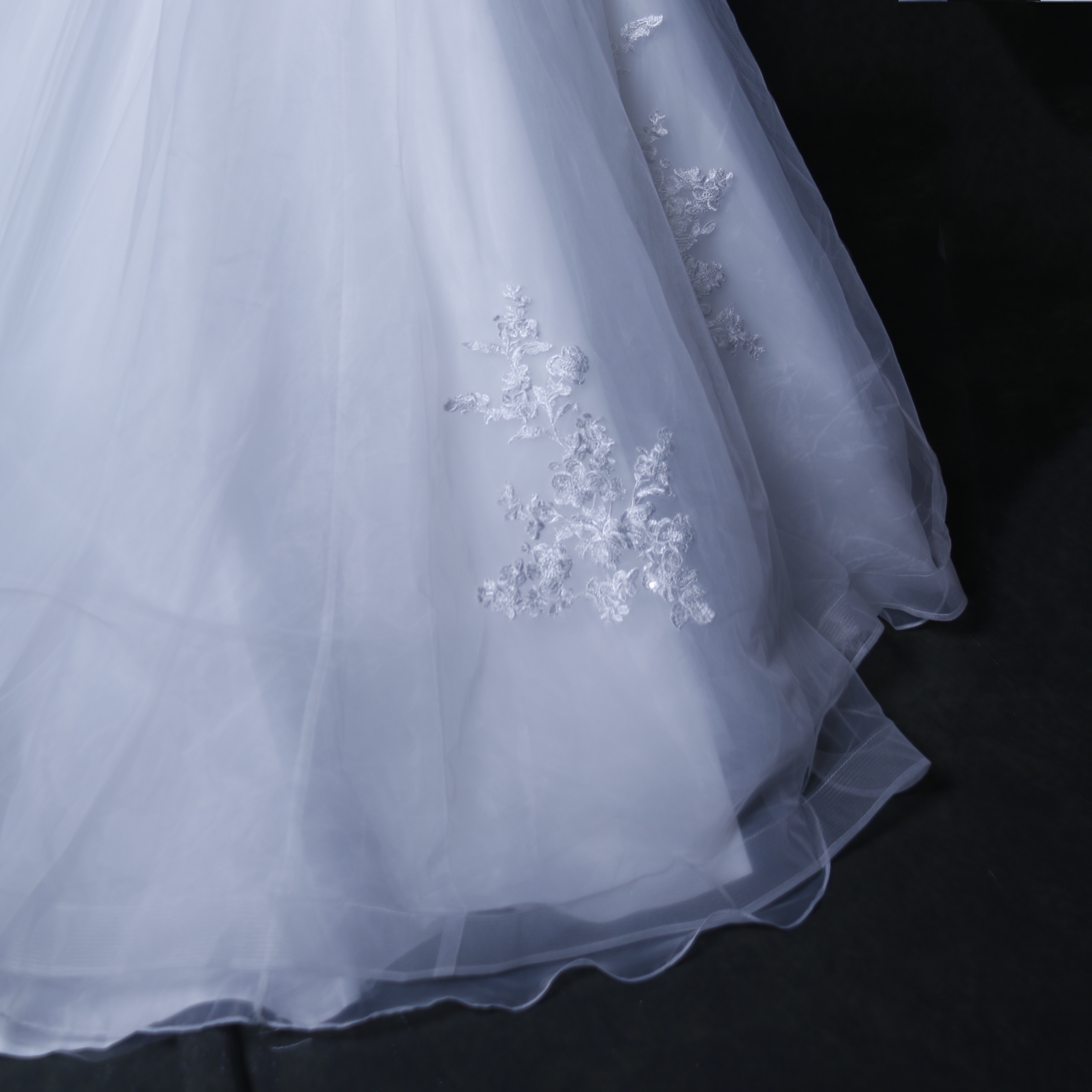 ウェディングドレス ベアトップ キラキラ光る刺繍 華やかなトレーン オーガンジー 編み上げ 披露宴/結婚式