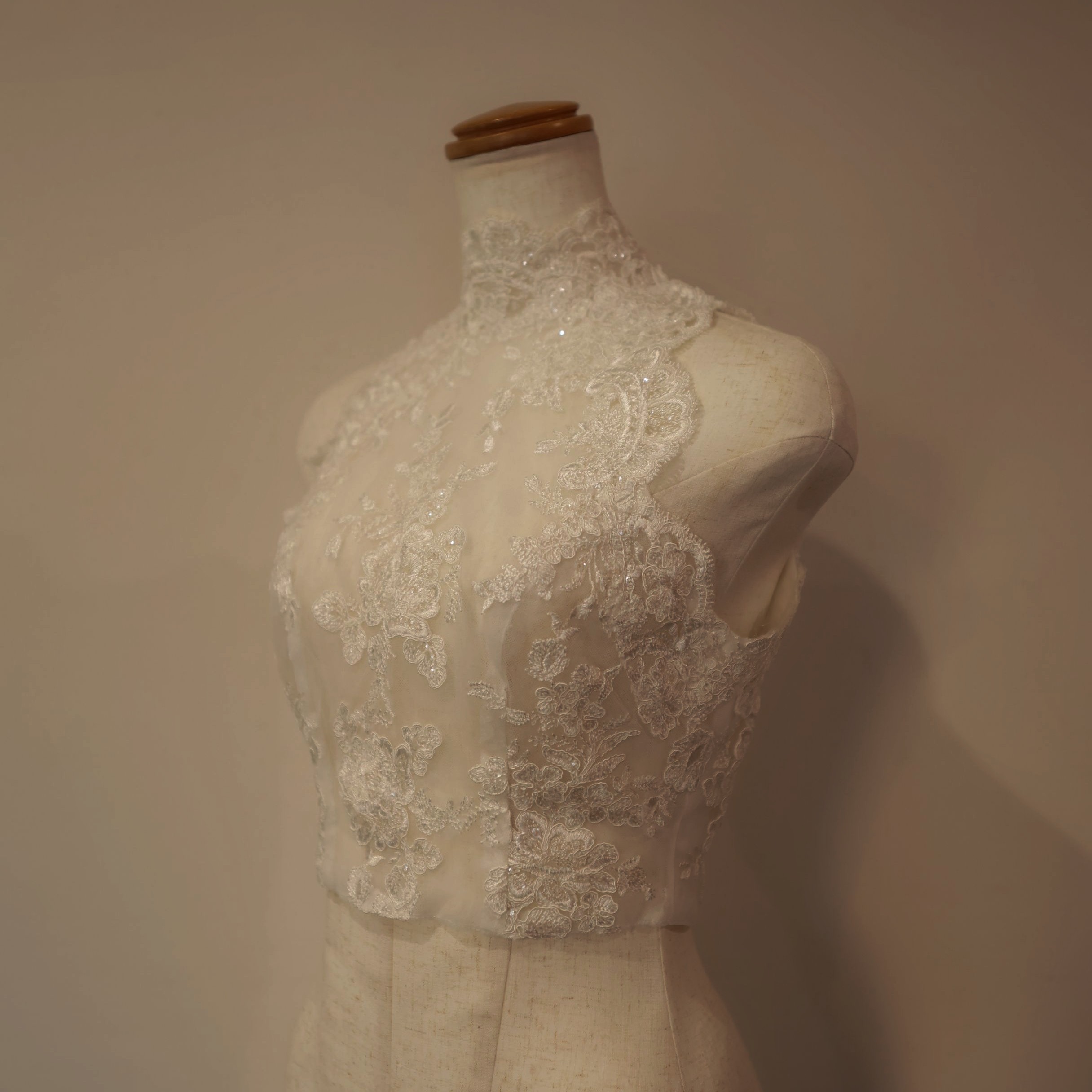 ボレロ ノースリーブ くるみボタン キラキラ光る刺繍 シアーな美しさ 花嫁/ウェディングドレス