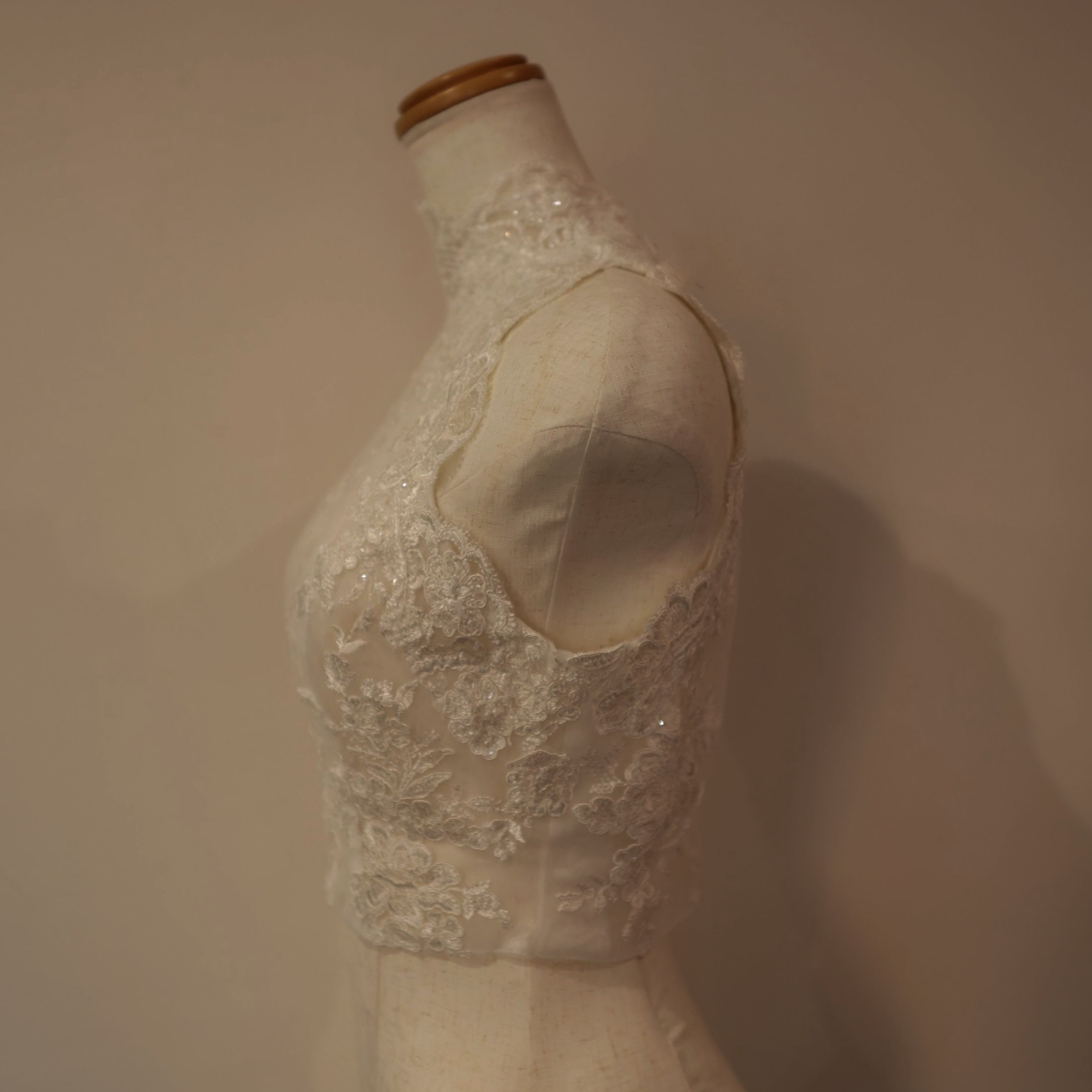 ボレロ ノースリーブ くるみボタン キラキラ光る刺繍 シアーな美しさ 花嫁/ウェディングドレス