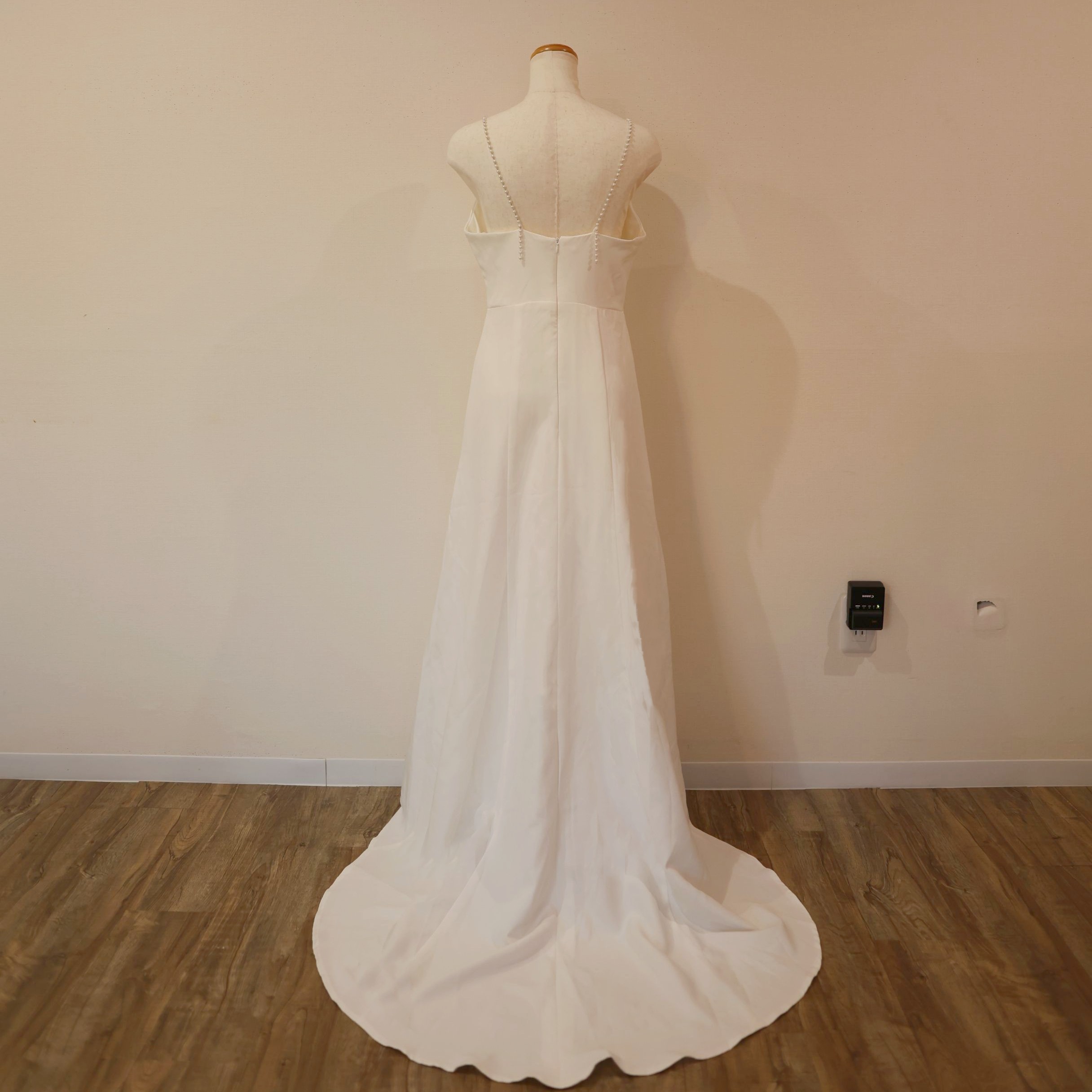 人気上昇！パーティードレス オフホワイト パール キャミソール Vネック 細見えシルエット