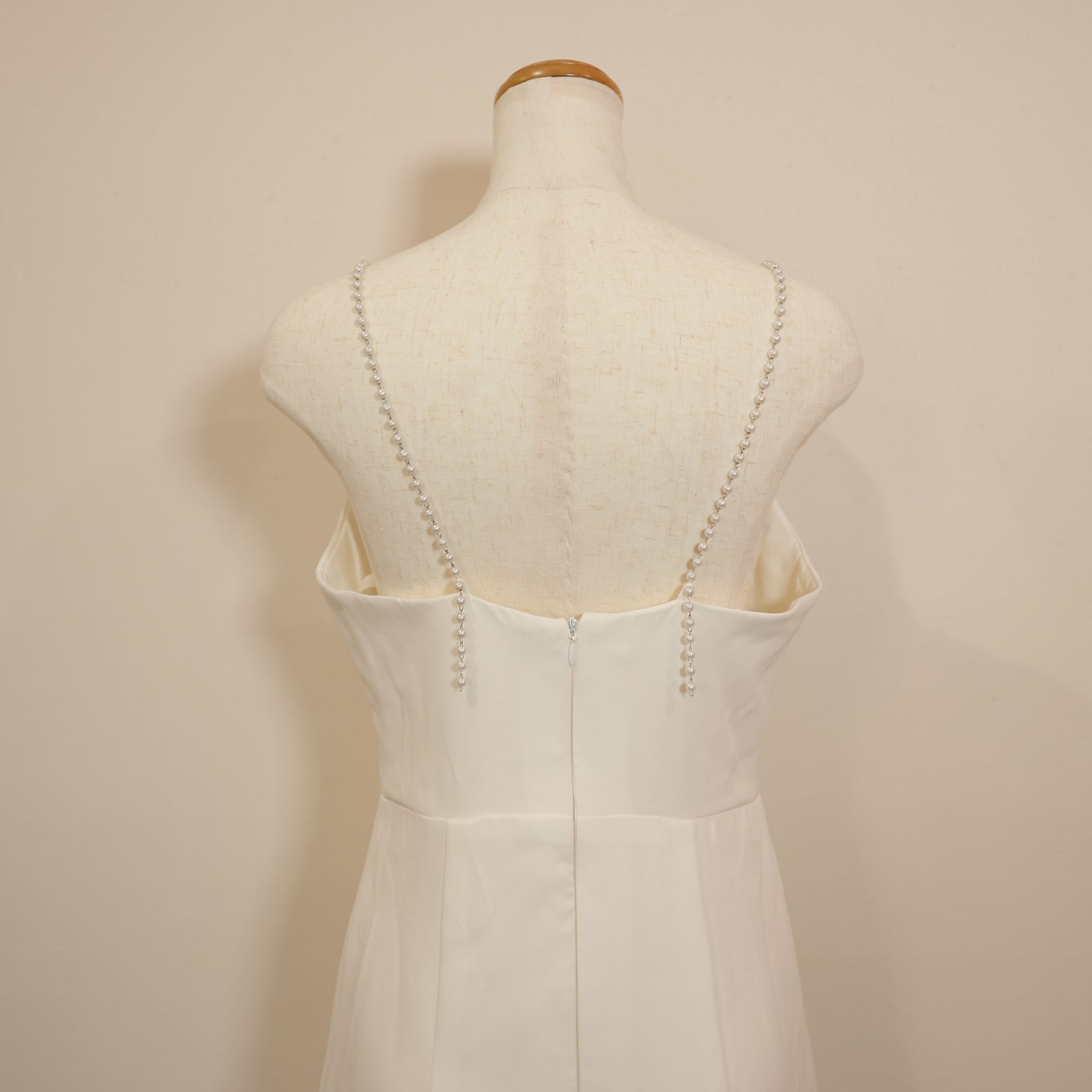 人気上昇！パーティードレス オフホワイト パール キャミソール Vネック 細見えシルエット