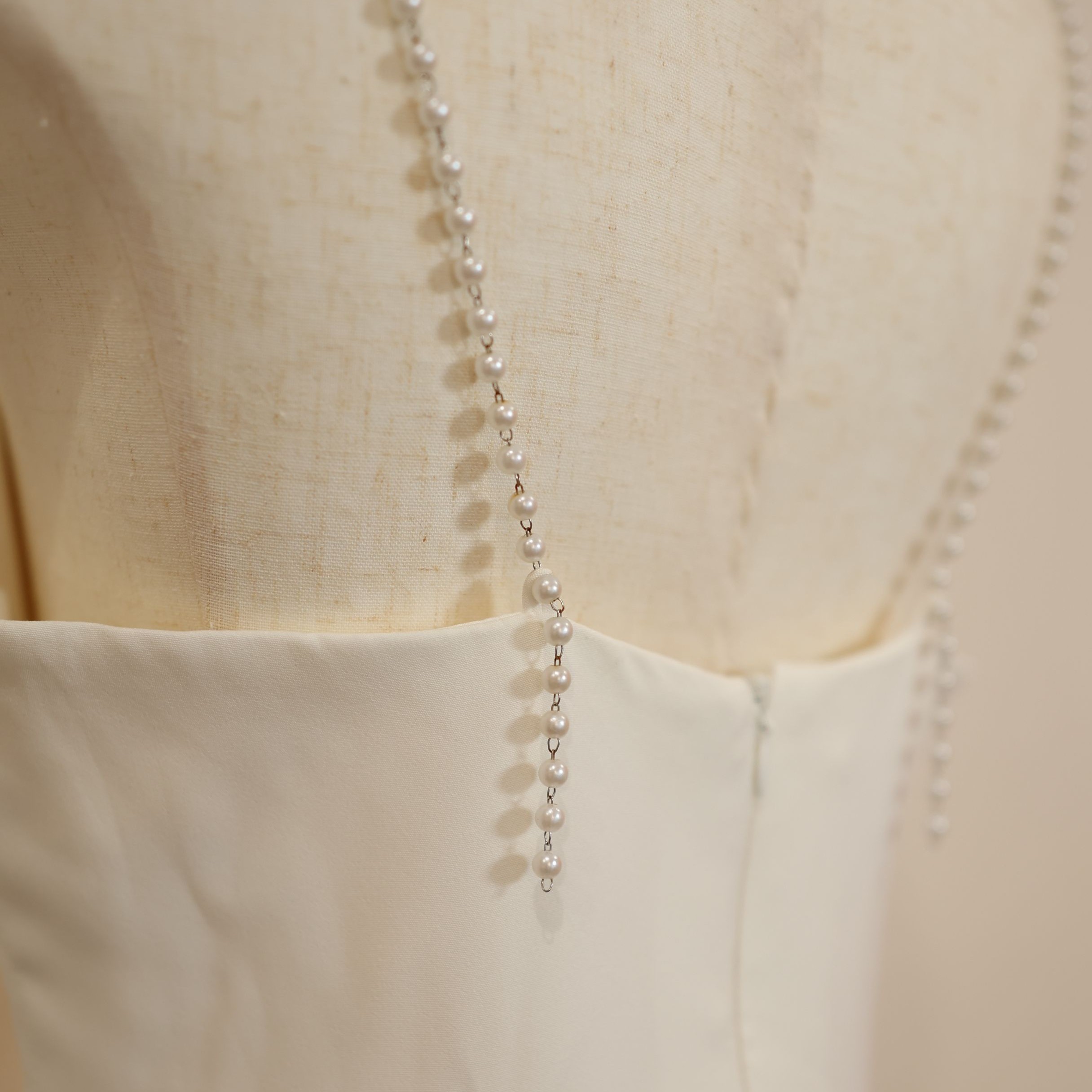 人気上昇！パーティードレス オフホワイト パール キャミソール Vネック 細見えシルエット