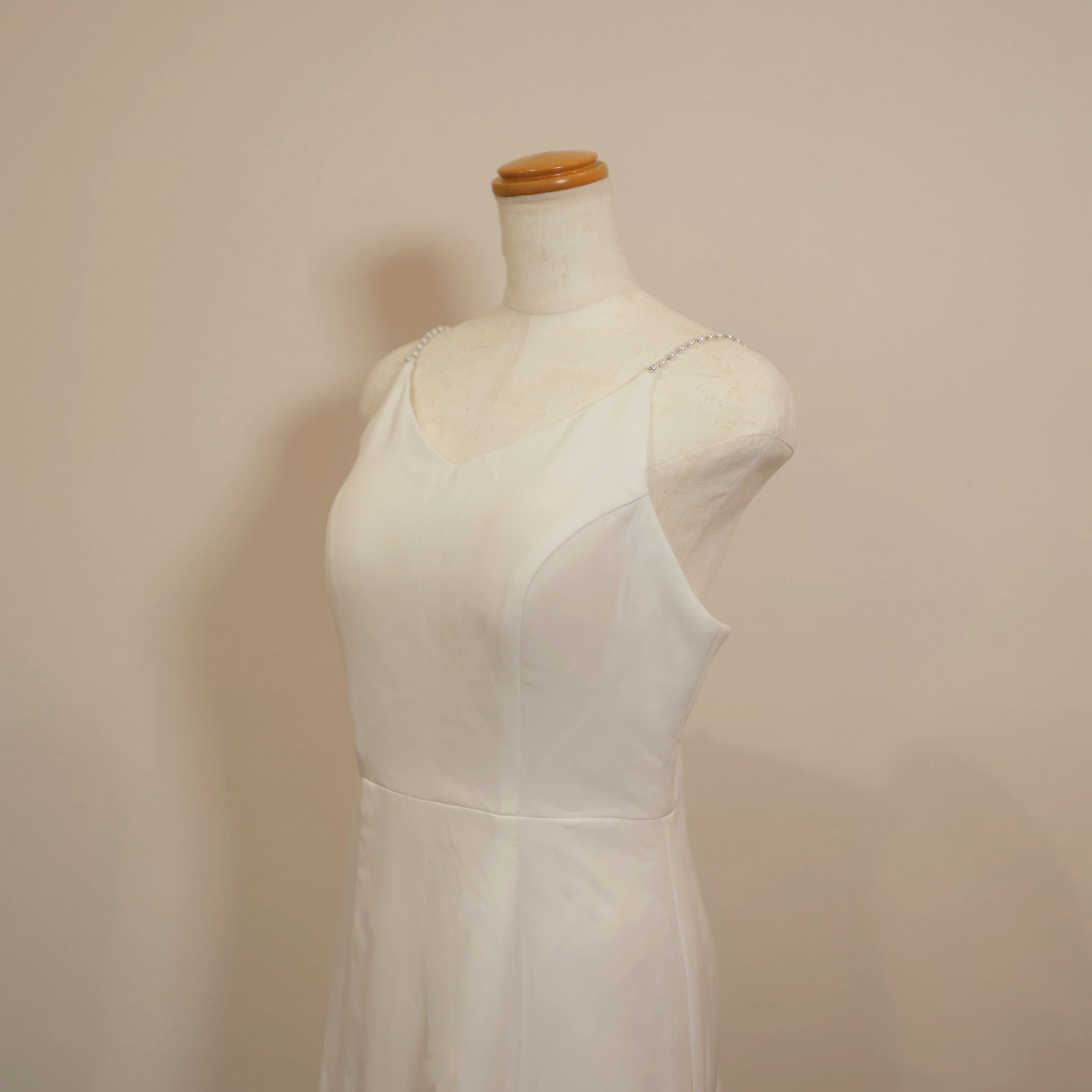 人気上昇！パーティードレス オフホワイト パール キャミソール Vネック 細見えシルエット