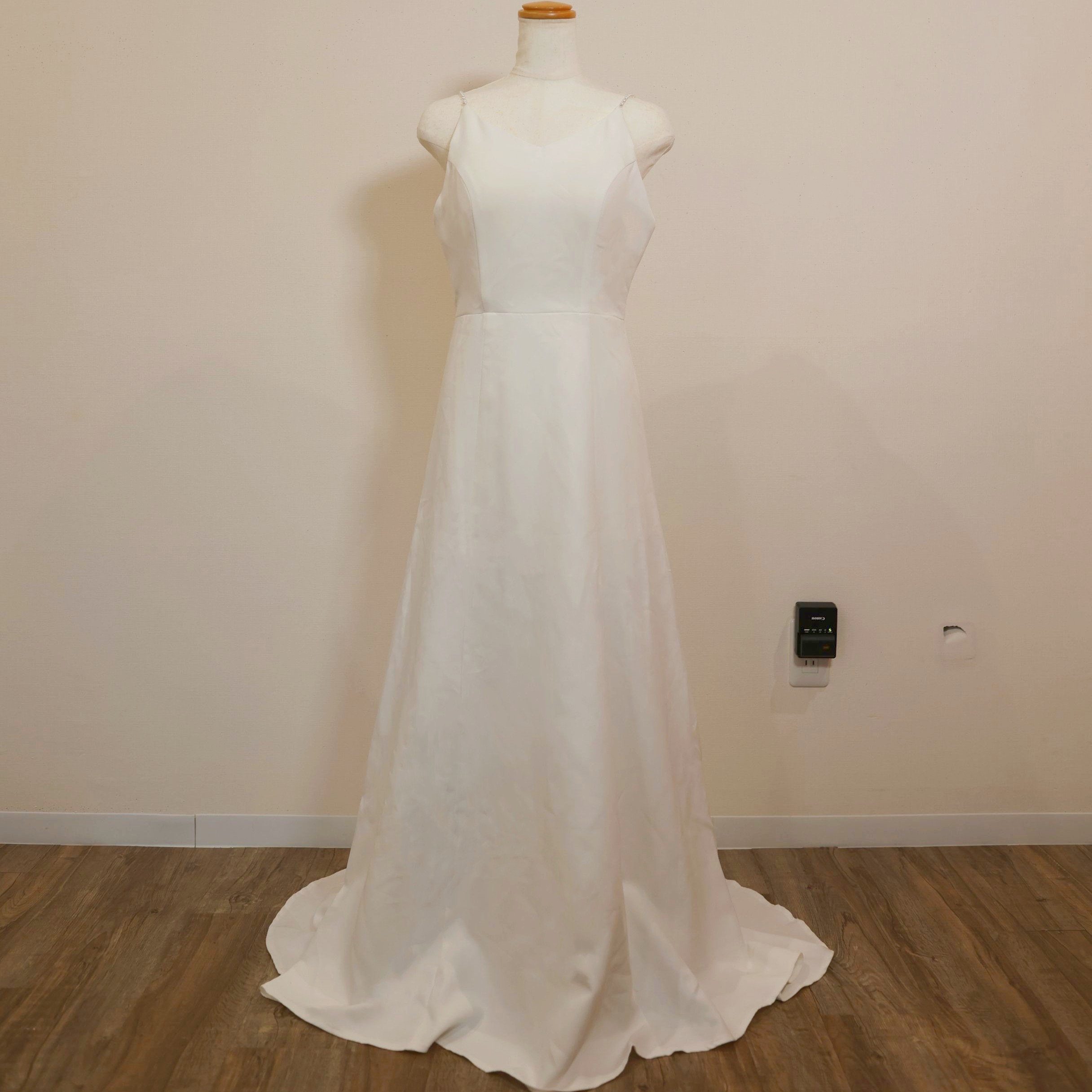 人気上昇！パーティードレス オフホワイト パール キャミソール Vネック 細見えシルエット