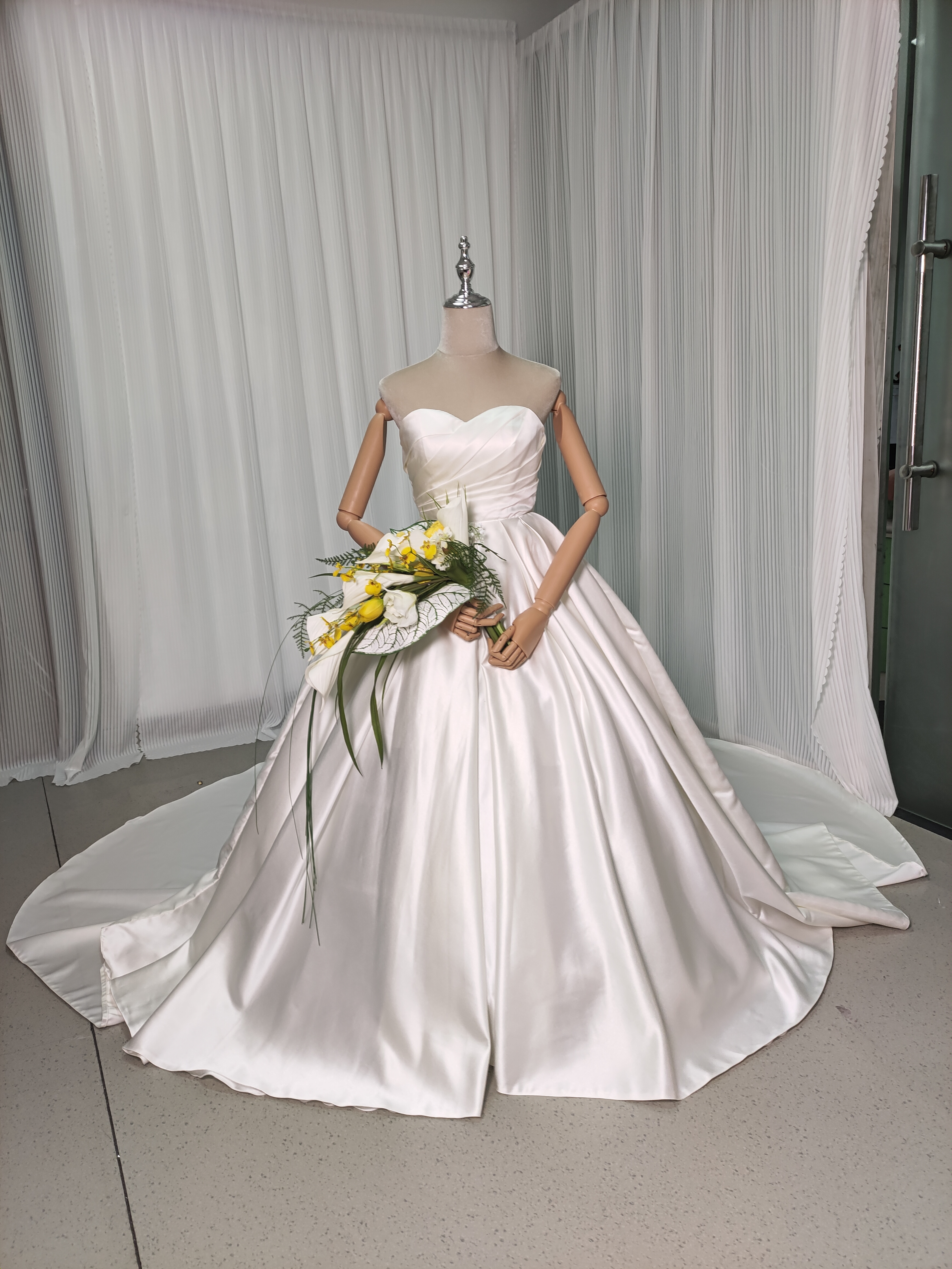 ウェディングドレス ベアトップ プリンセスライン ロングトレーン 編み上げ 結婚式 エレガント