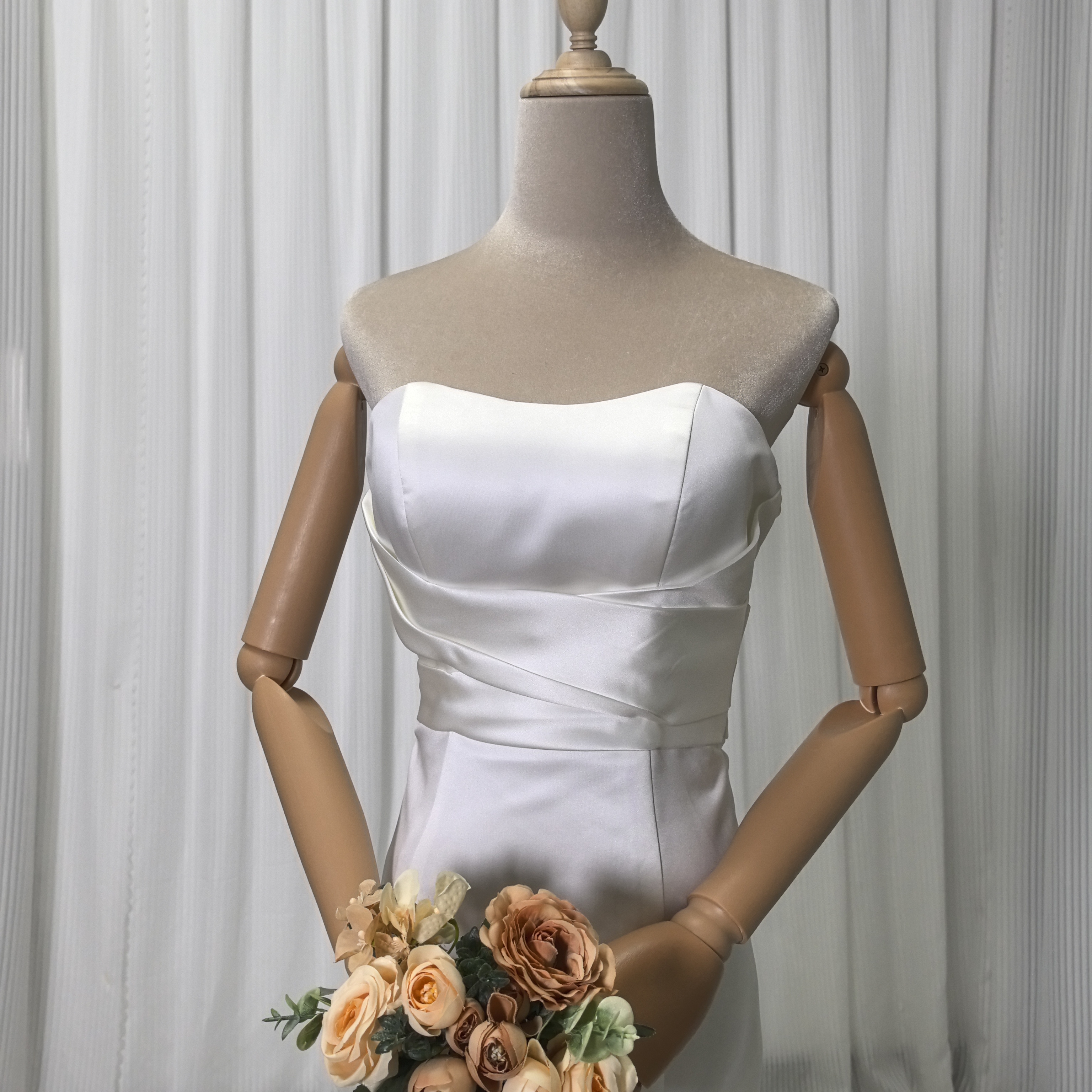 ウェディングドレス アイボリー マーメイドライン 光沢サテン ファスナー 結婚式 大人っぽい