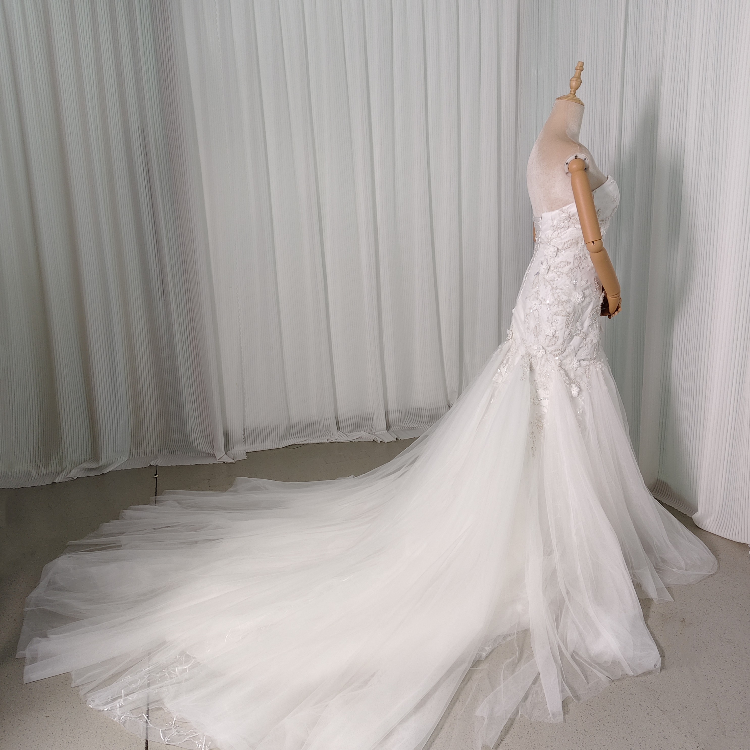 フランス風 ウェディングドレス ベアトップ マーメイドライン 3D立体レース刺繍 花モチーフ 編み上げ 結婚式