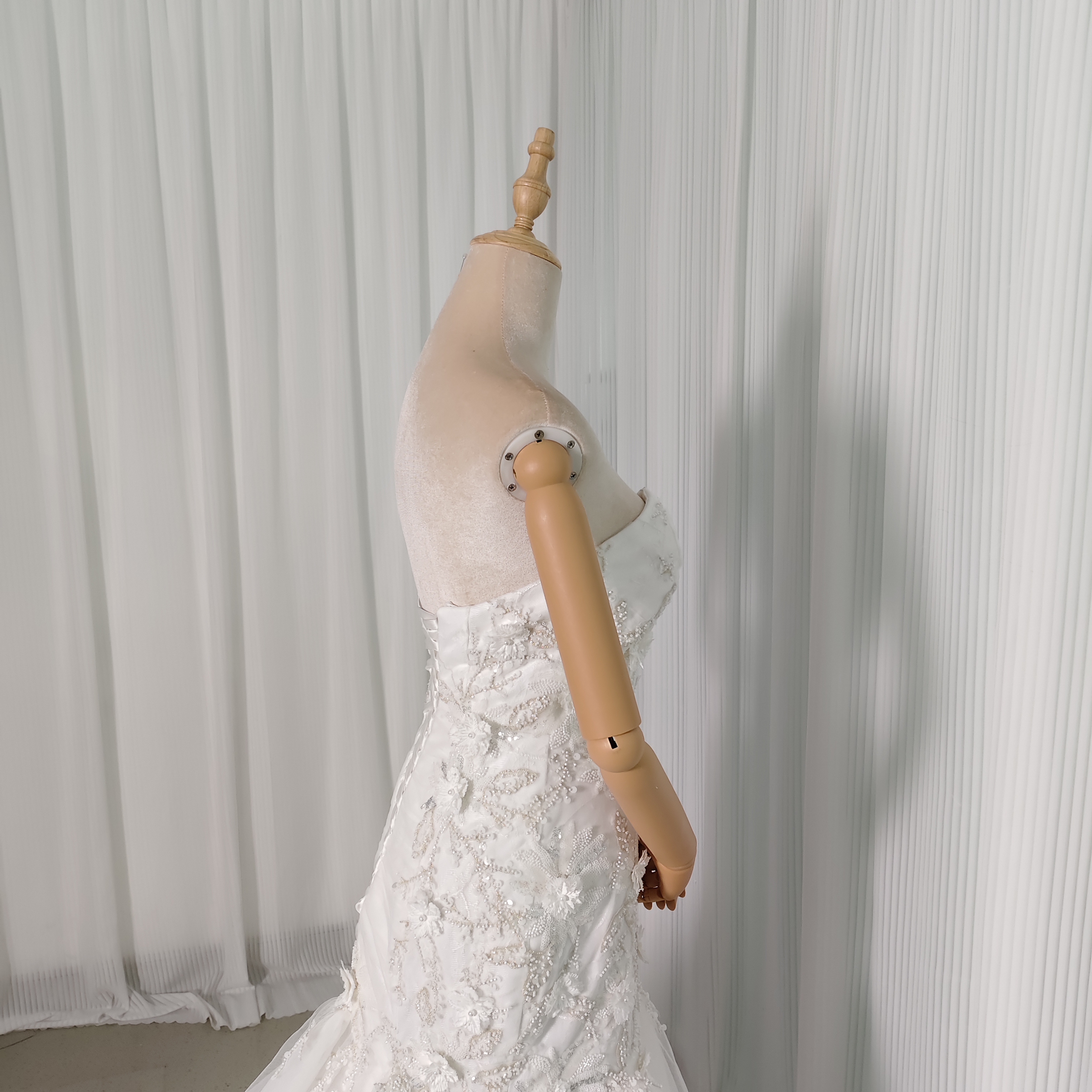 フランス風 ウェディングドレス ベアトップ マーメイドライン 3D立体レース刺繍 花モチーフ 編み上げ 結婚式