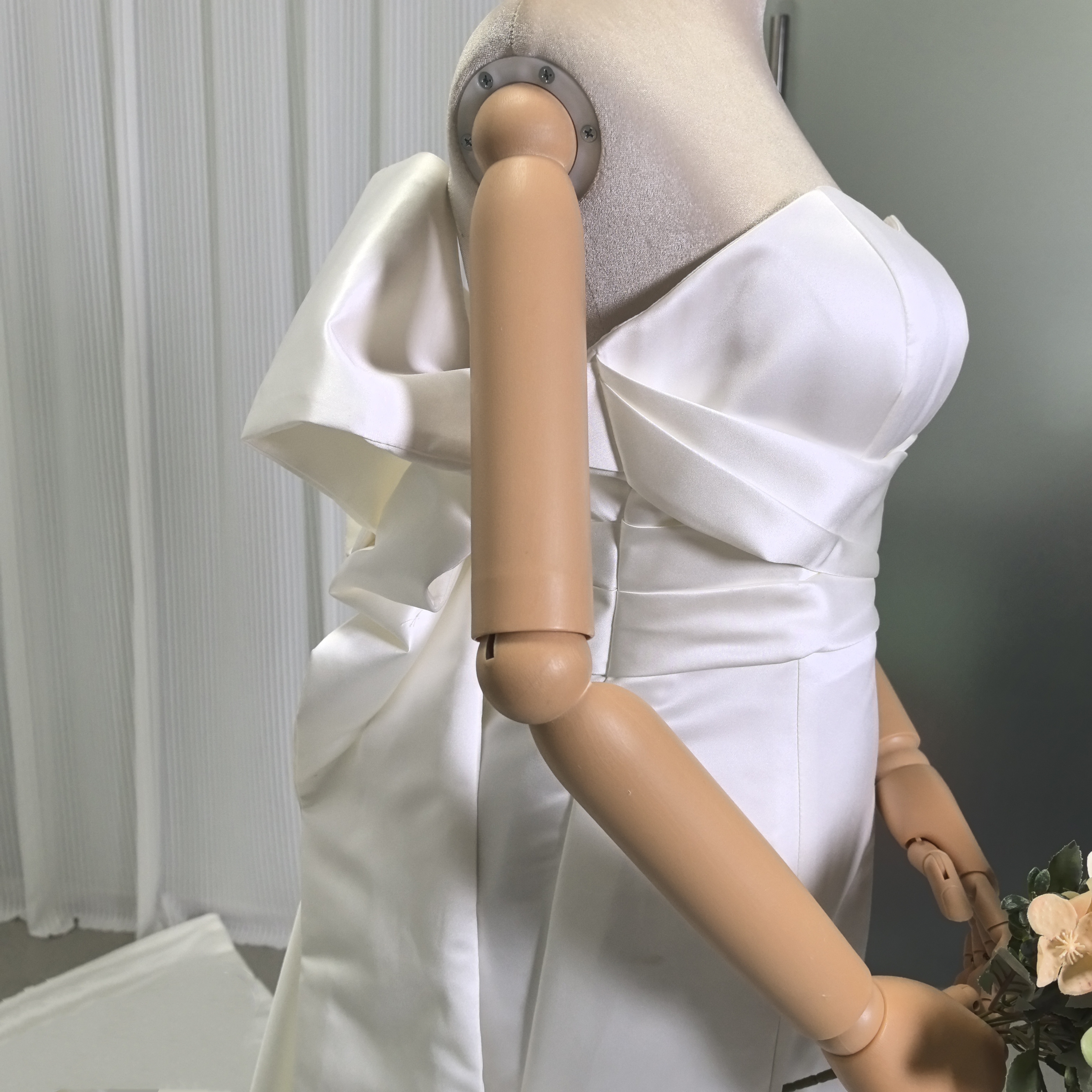 ウェディングドレス アイボリー マーメイドライン 豪華なバックリボン 光沢サテン 結婚式 大人っぽい