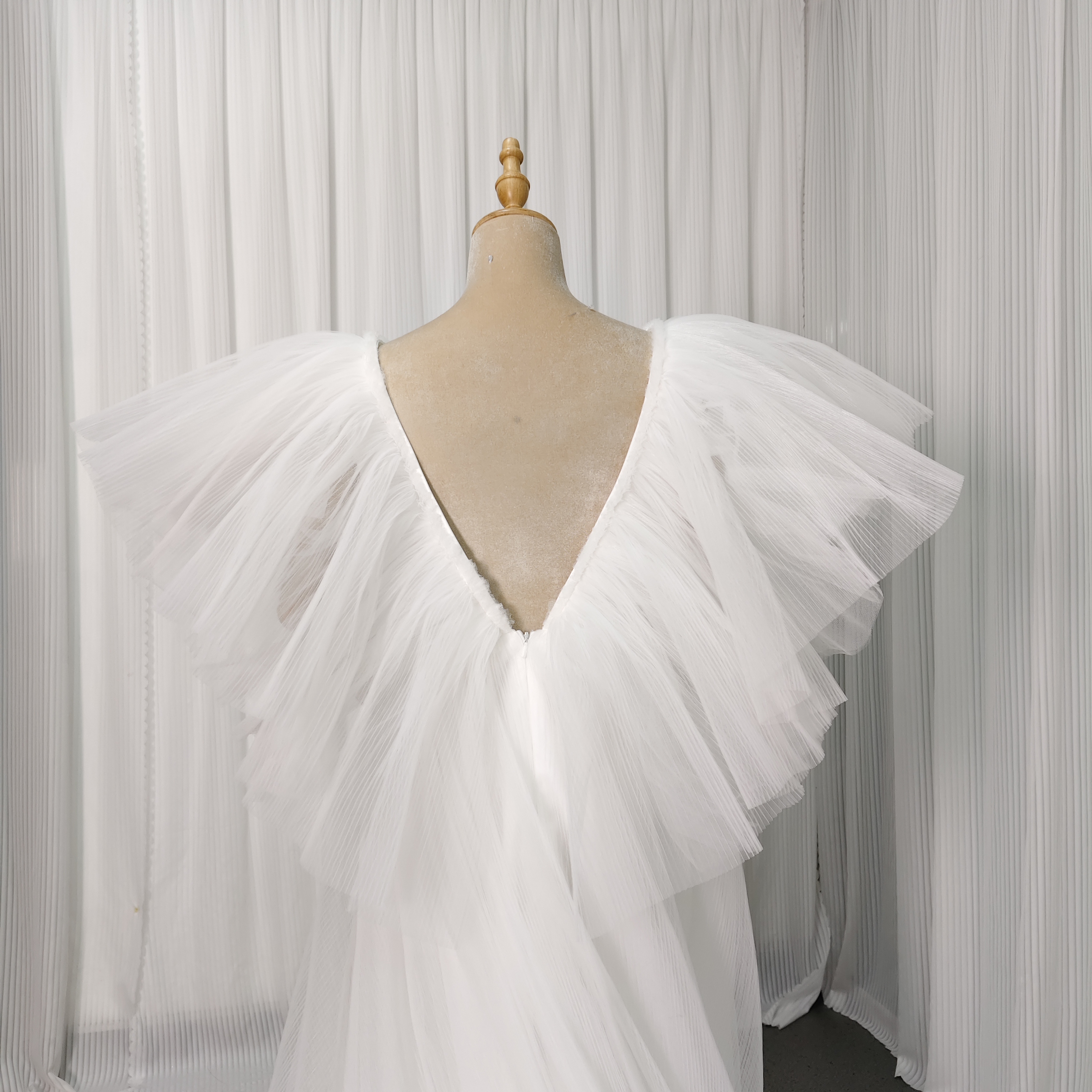 ウエディングドレス Vネック フリル袖 プリーツドレス バックレス 結婚式 海外挙式