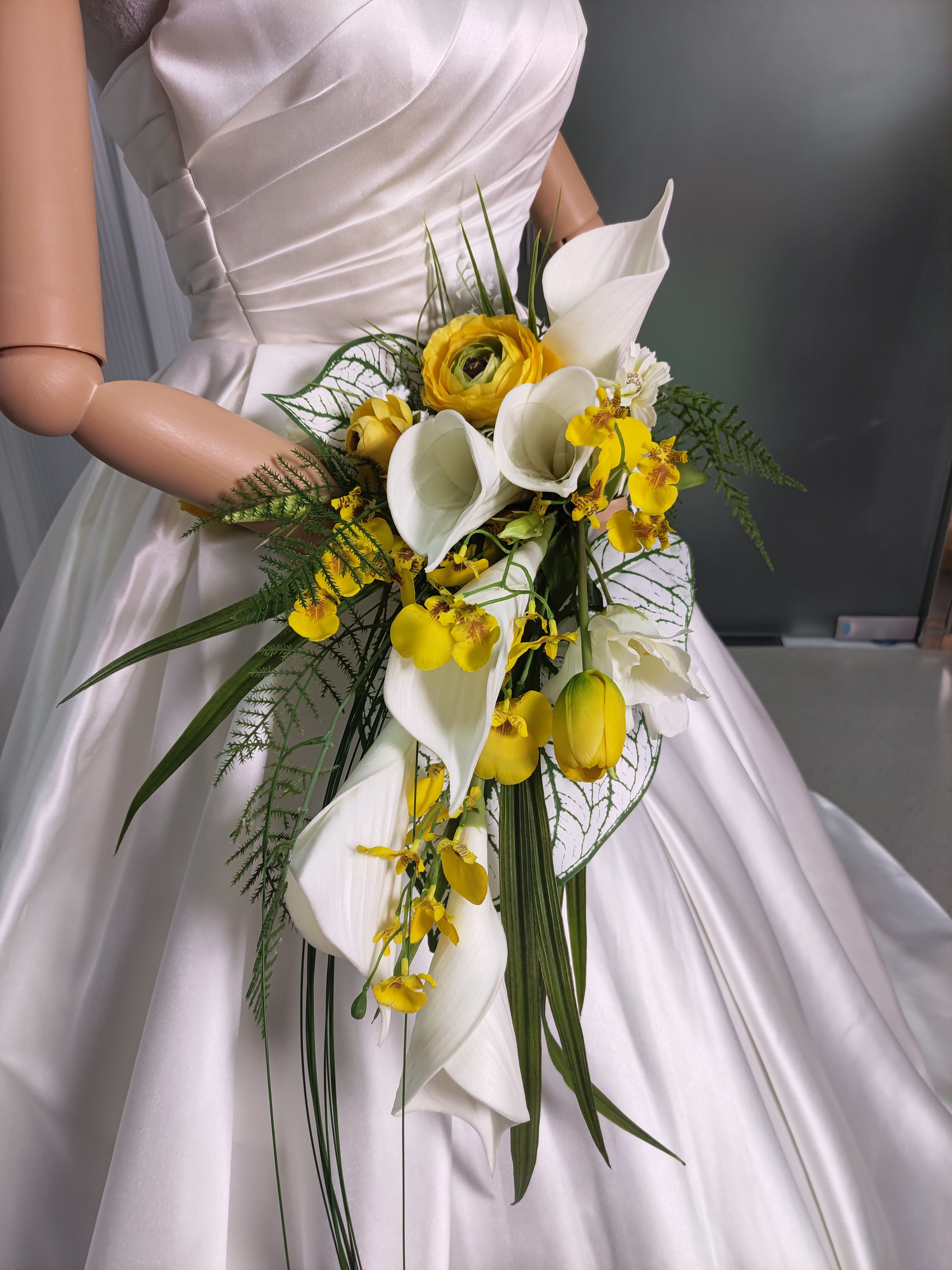 ウェディングドレス ベアトップ プリンセスライン ロングトレーン 編み上げ 結婚式 エレガント