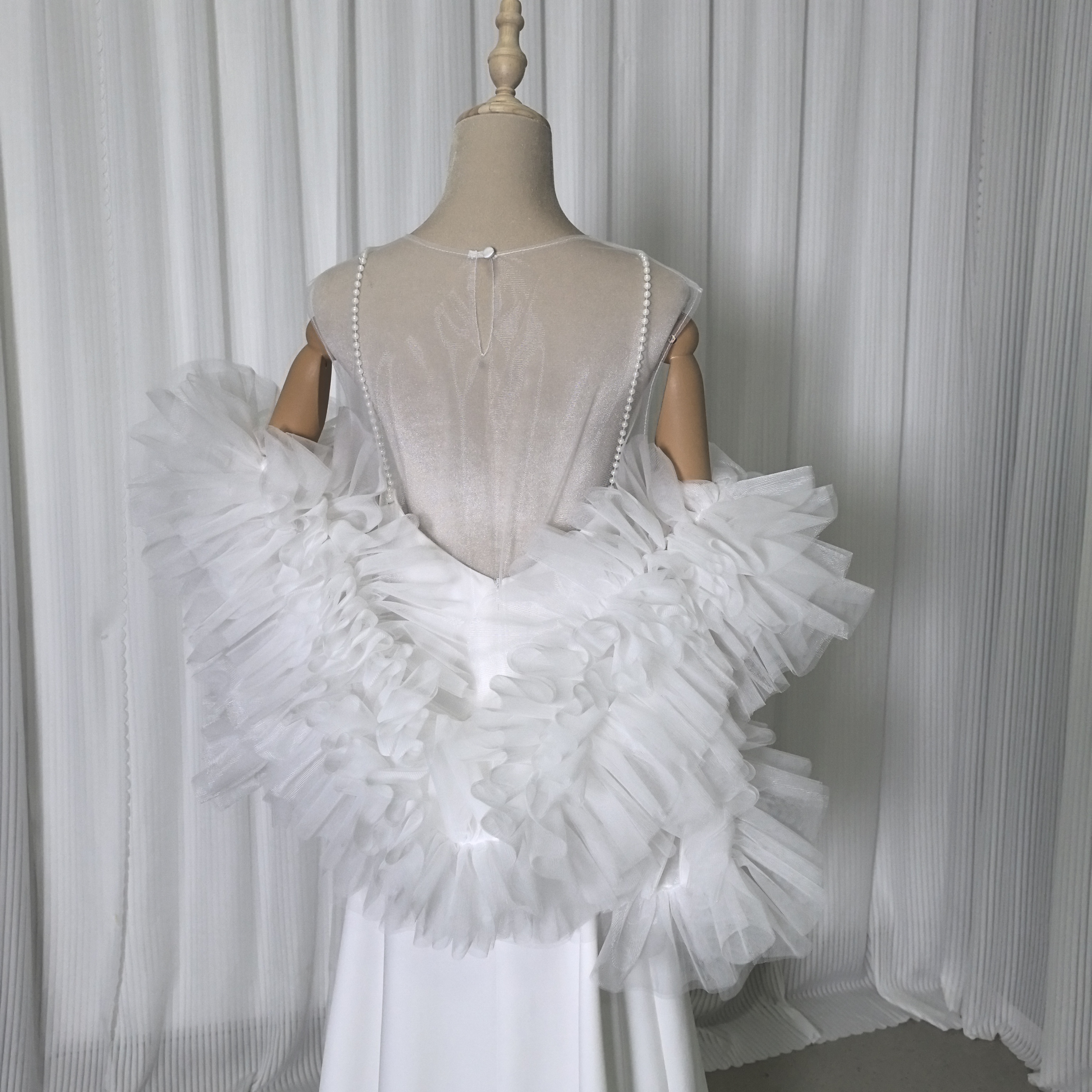 人気上昇！2ways ウエディングドレス+トップス フリル袖 パール スレンダーライン ソフトチュール 背中見せ 前撮り
