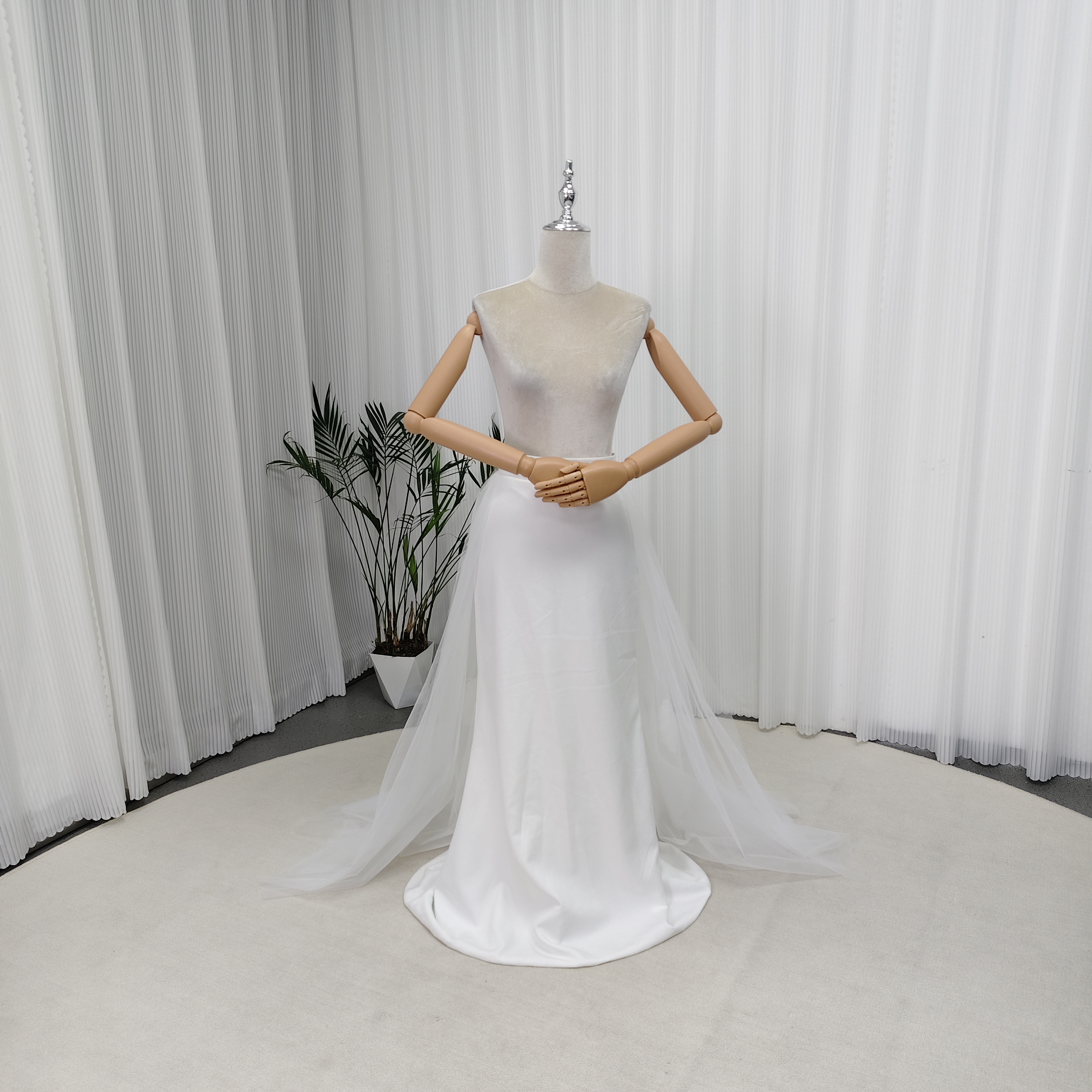 オーバースカート オフホワイト クレープ生地 フェザー ミニトレーン 編み上げ 結婚式