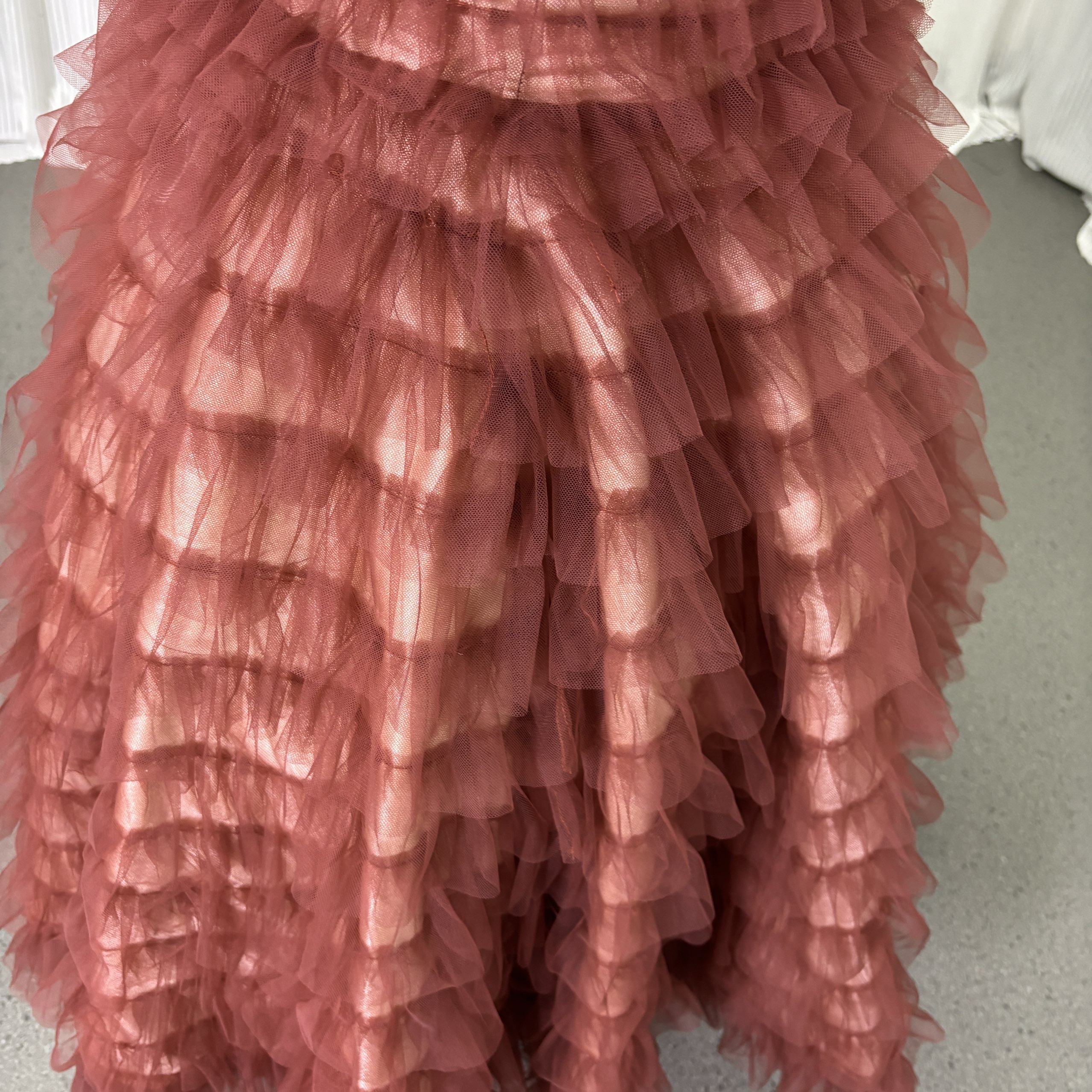 カラードレス ブラウン パーティードレス ベアトップ ソフトチュール 揺らめく裾 音楽会 編み上げ