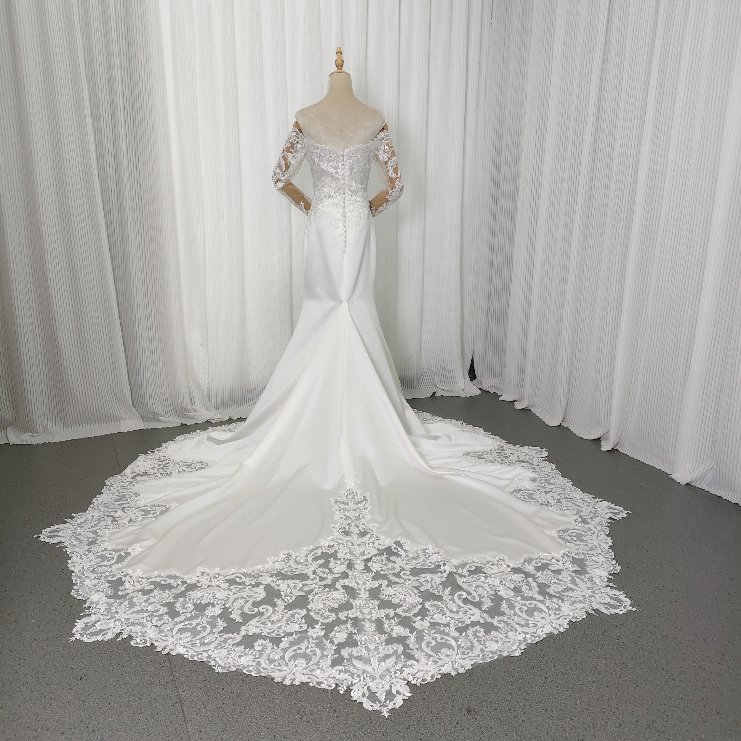 ウェディングドレス オフショルダー 上品レース 長袖 華やかなトレーン デザイン感 くるみボタン 結婚式 前撮り