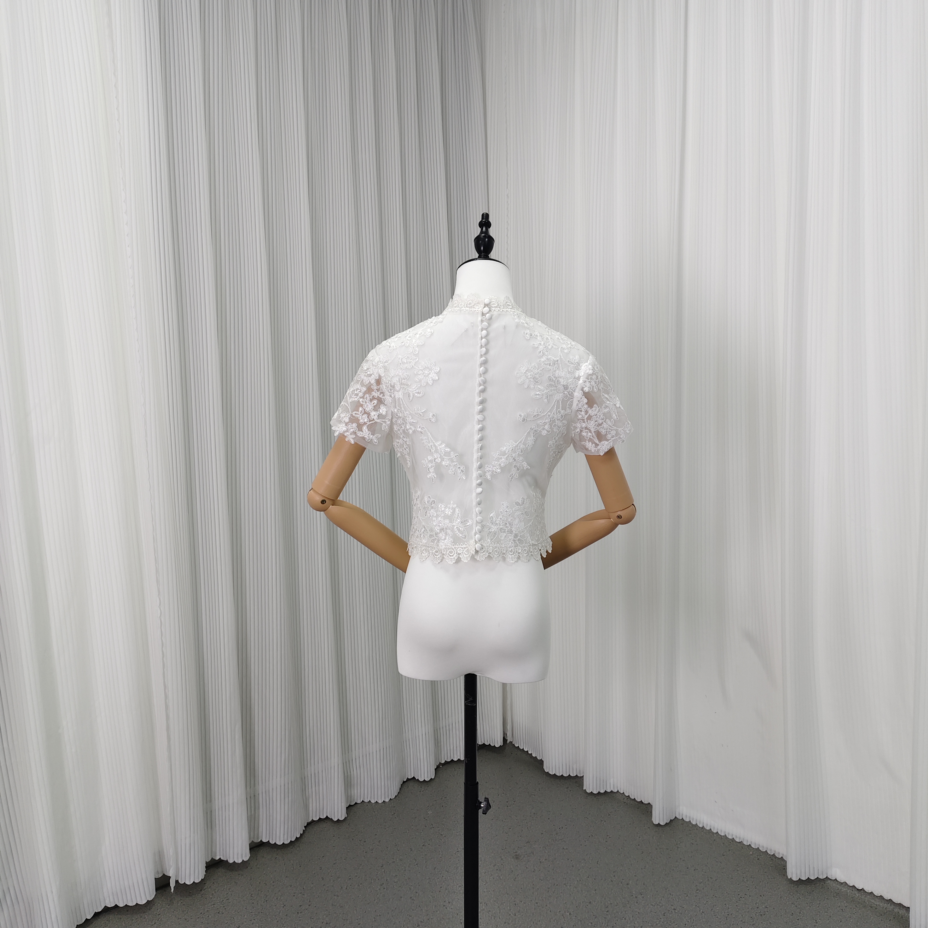 ボレロ 美しい花レース ハイネック 短袖 背中見せ くるみボタン エレガント 結婚式