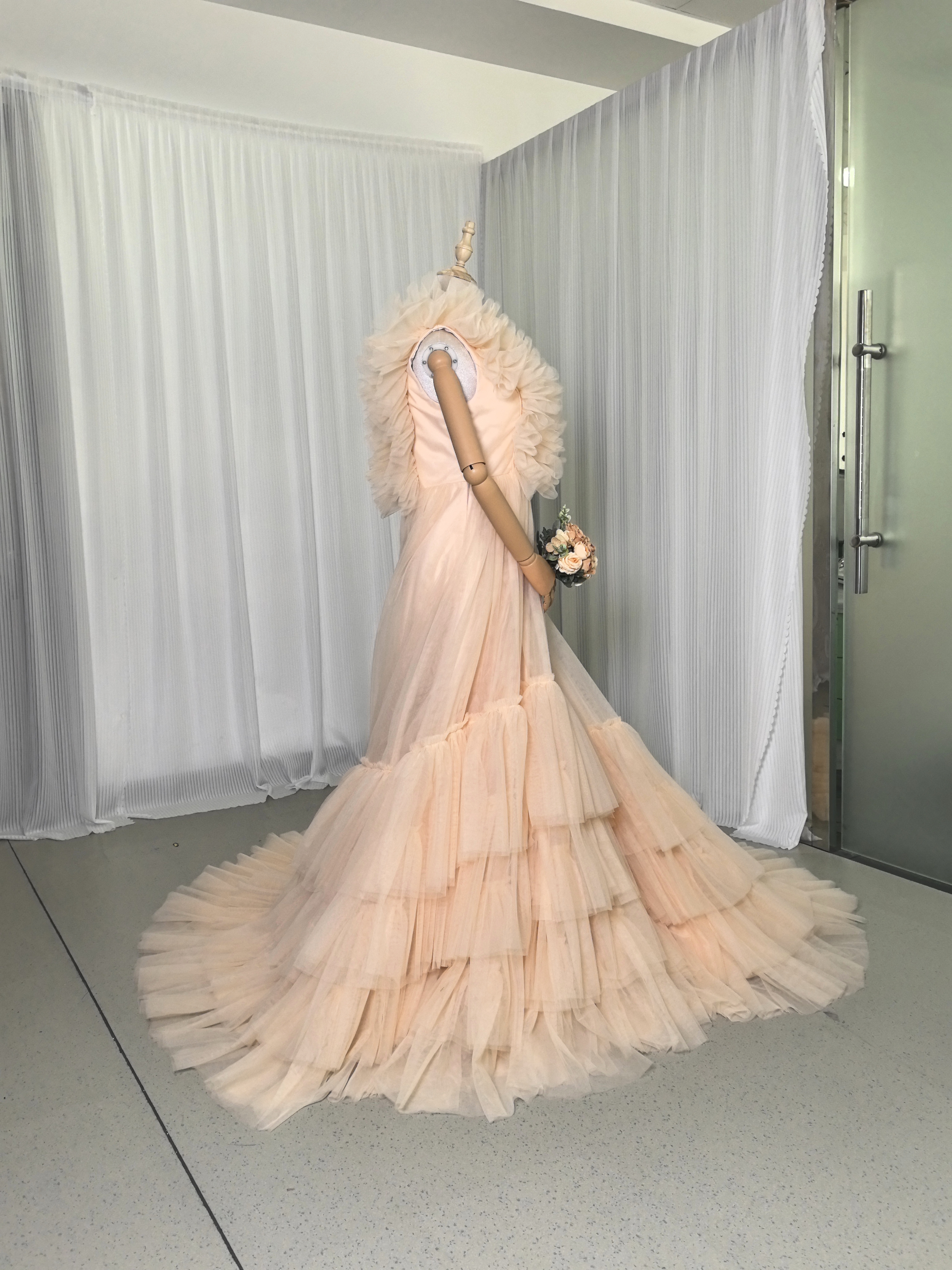 カラードレス シャンパン色 Vネック 柔らかく重ねたチュールスカート 優雅なシルエット 前撮り