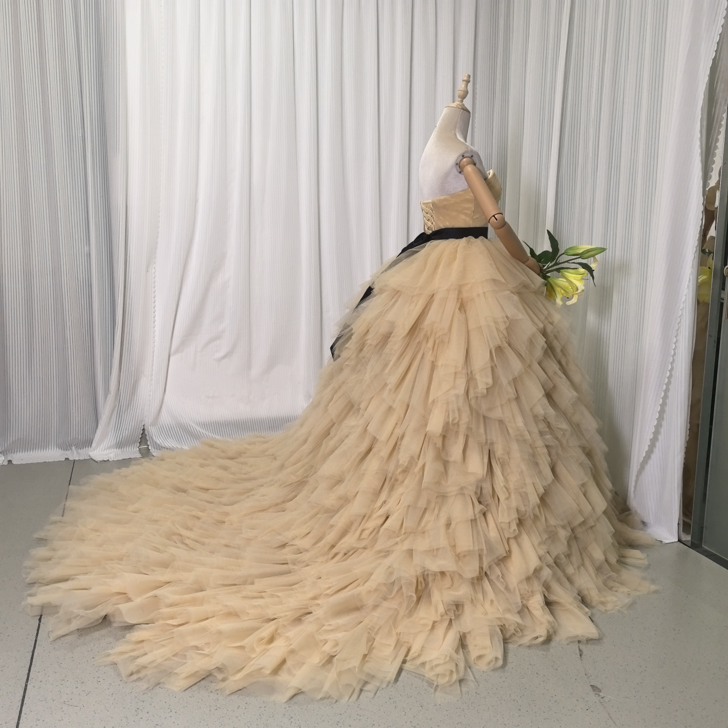 カラードレス ベージュ ベアトップ サッシュベルト 柔らかく重ねたチュールスカート 編み上げ 結婚式