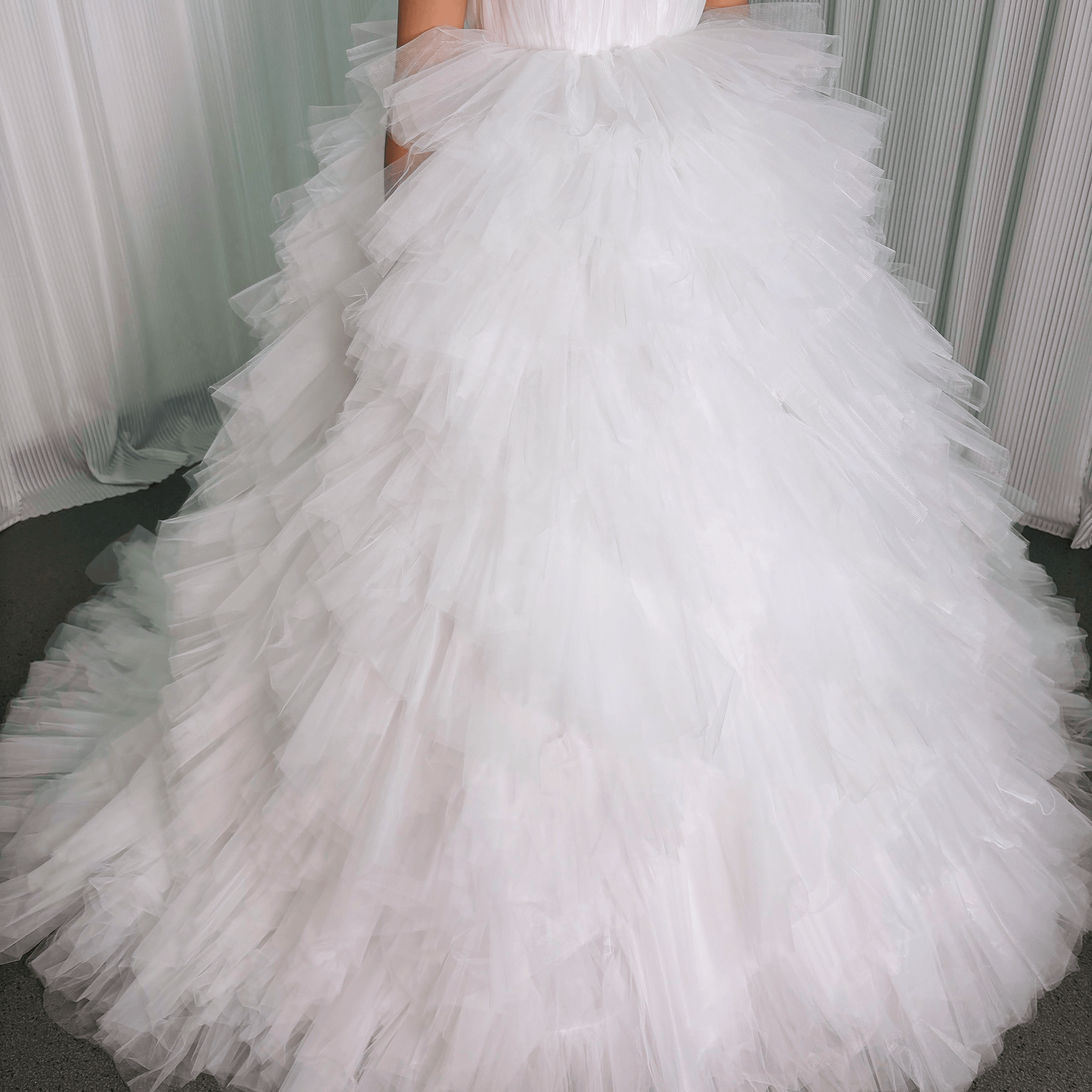 豪華！ウェディングドレス ホルターネック パール もこもこドレス 背中見せ 結婚式 前撮り