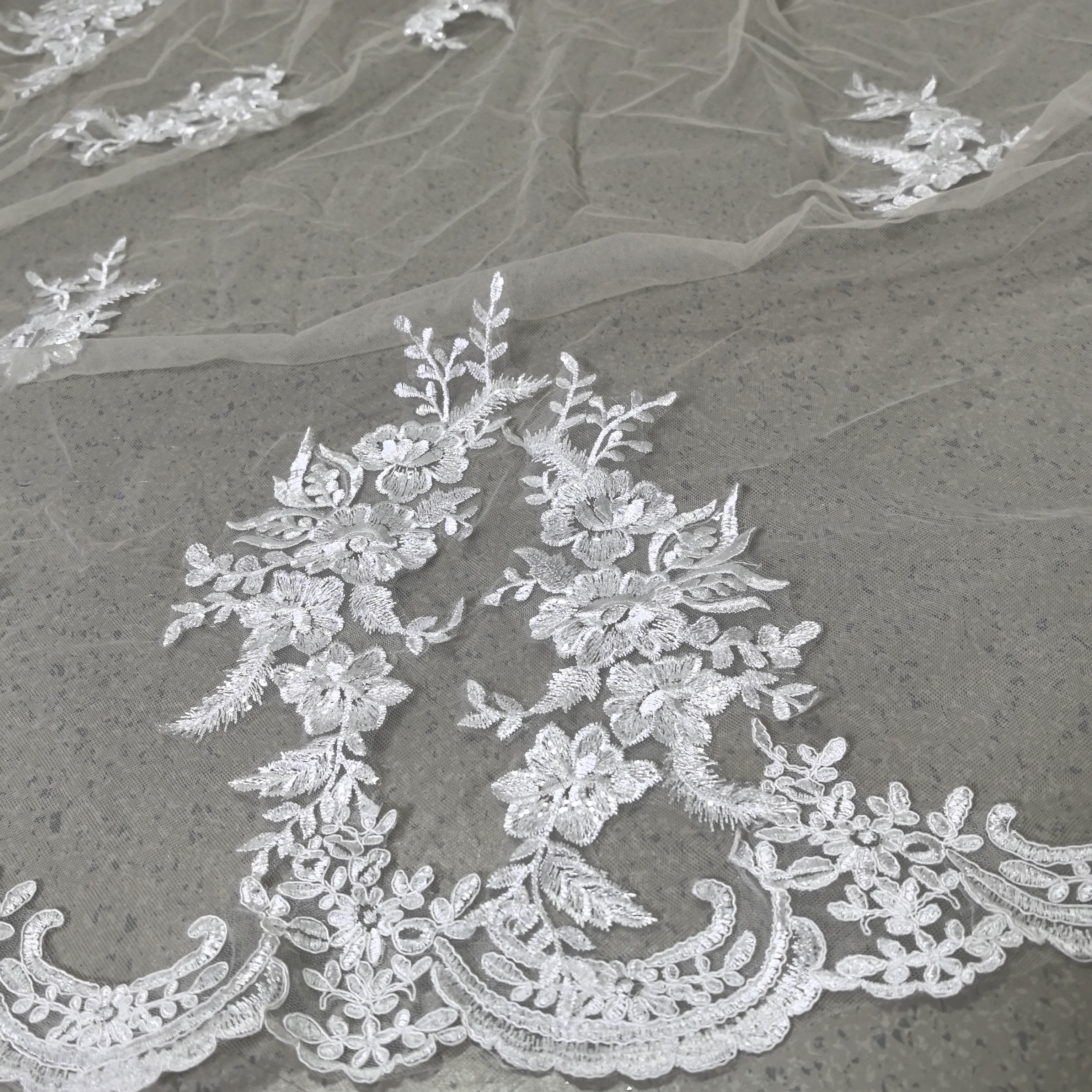 ウェディングドレス マント アイボリー 花柄のモチーフ刺繍が美しく 華やかなトレーン 抜群のおしゃれ見え